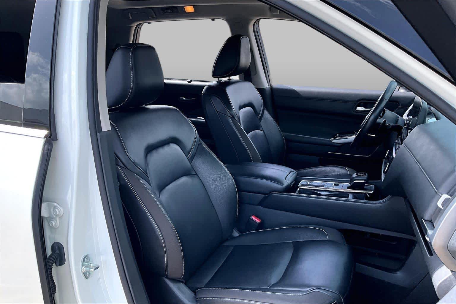 2023 Nissan Pathfinder SL Pearl White Tricoat/Super Black at Lone Star Chevrolet