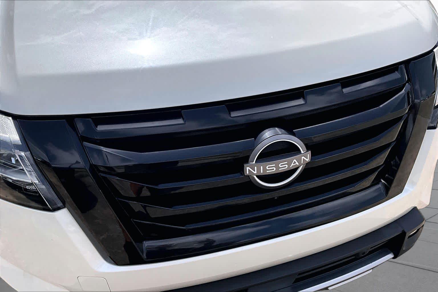 2023 Nissan Pathfinder SL Pearl White Tricoat/Super Black at Lone Star Chevrolet