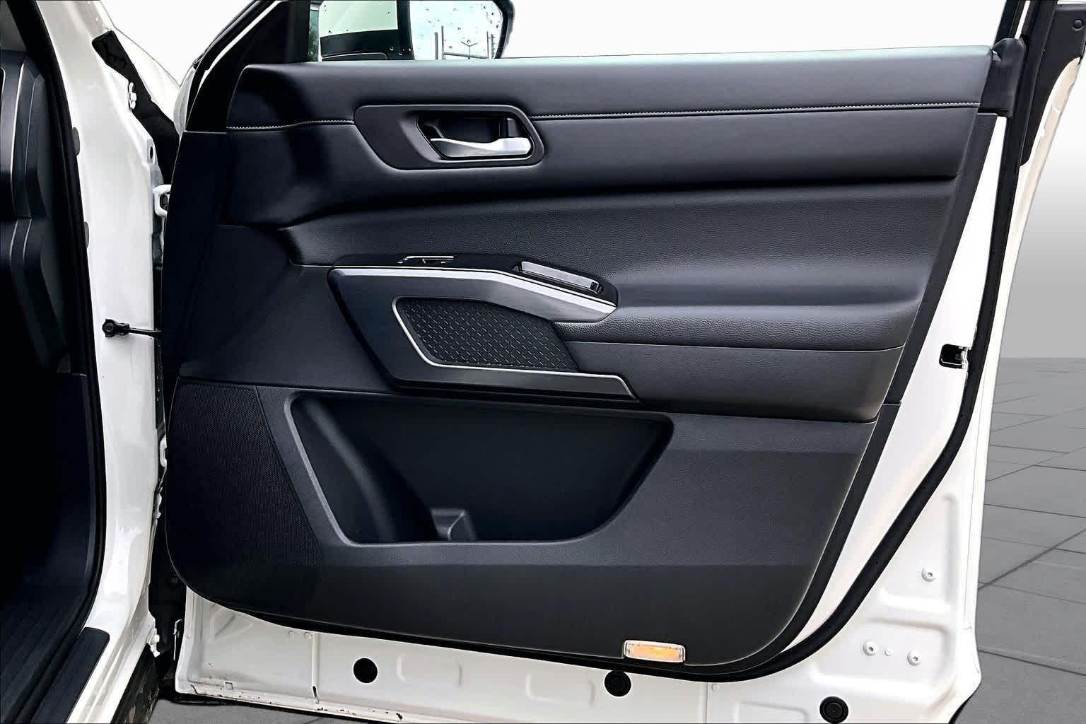 2022 Nissan Pathfinder photo 20 of 33