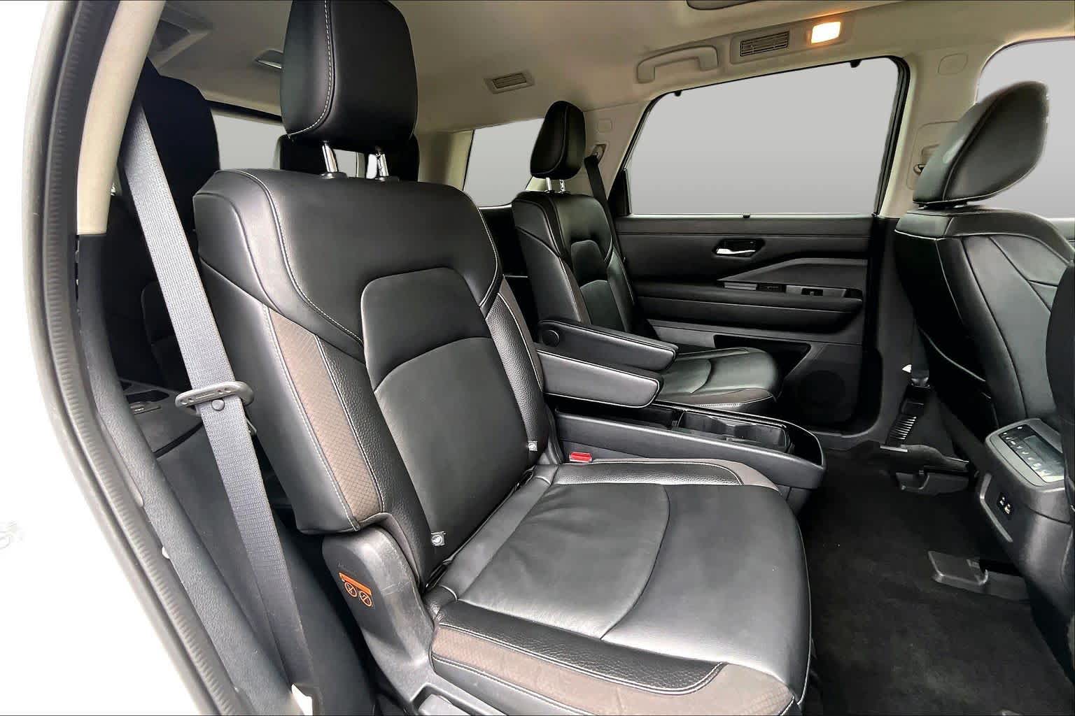 2022 Nissan Pathfinder photo 18 of 33