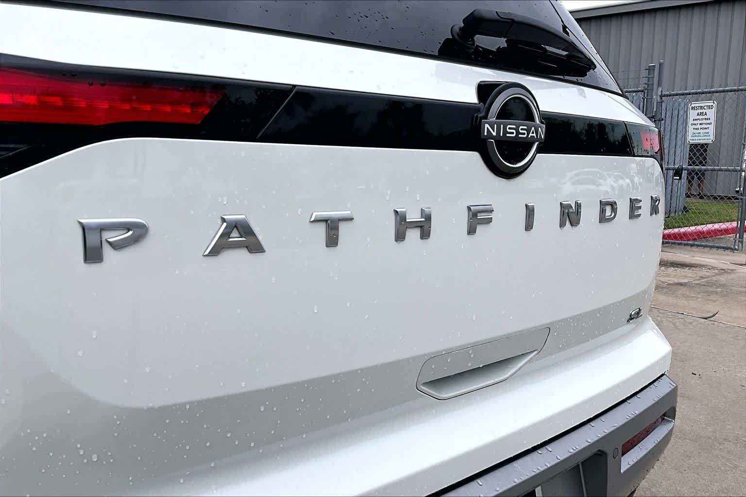 2022 Nissan Pathfinder photo 27 of 33