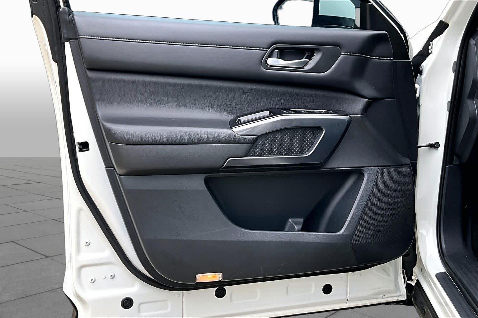 2022 Nissan Pathfinder photo 19 of 33