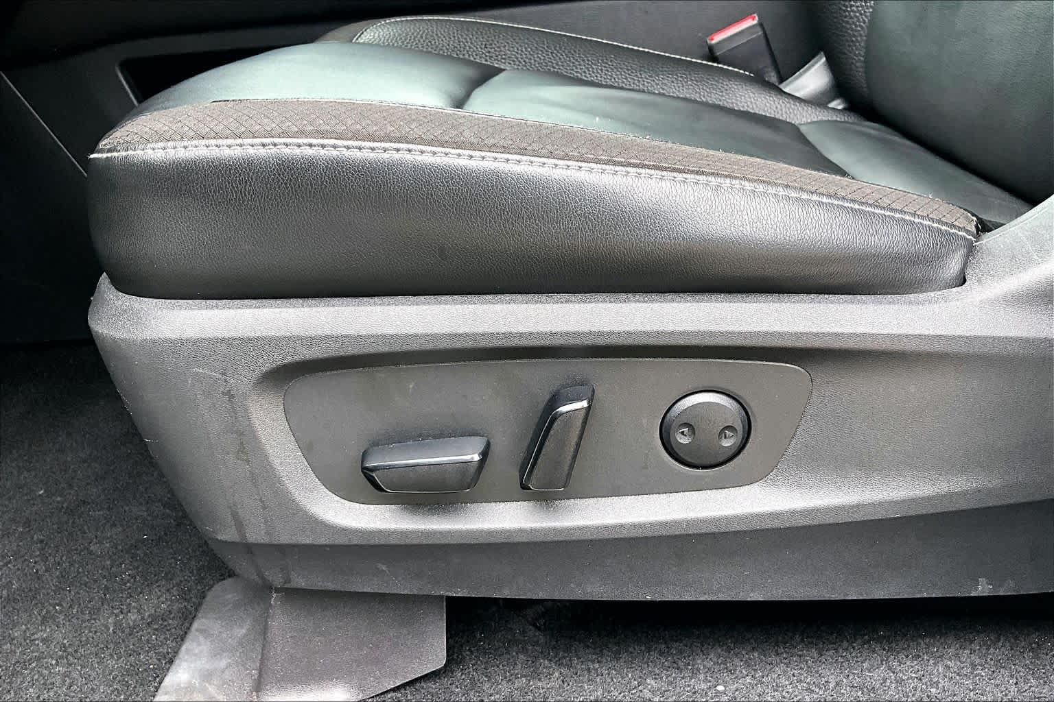 2022 Nissan Pathfinder photo 32 of 33