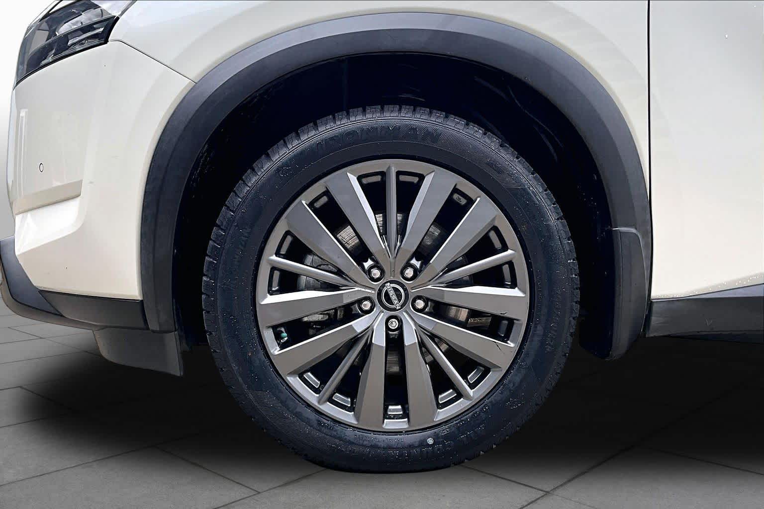 2022 Nissan Pathfinder photo 8 of 33