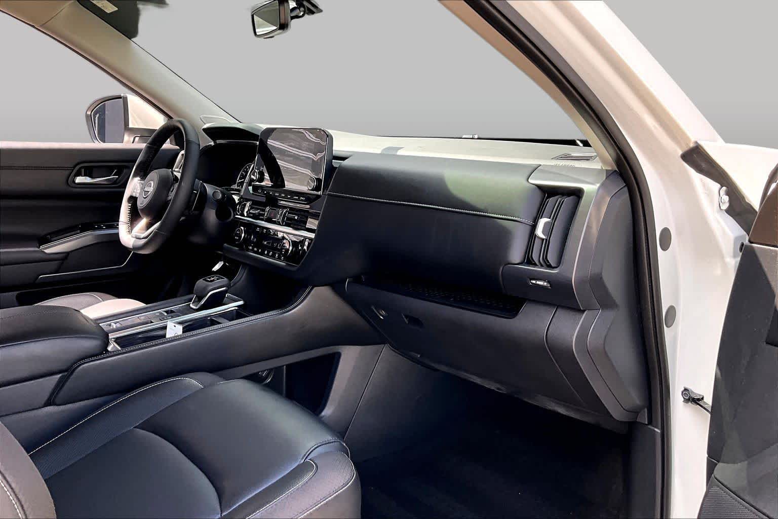 2024 Nissan Pathfinder SL Pearl White Tricoat at AutoNation USA Katy