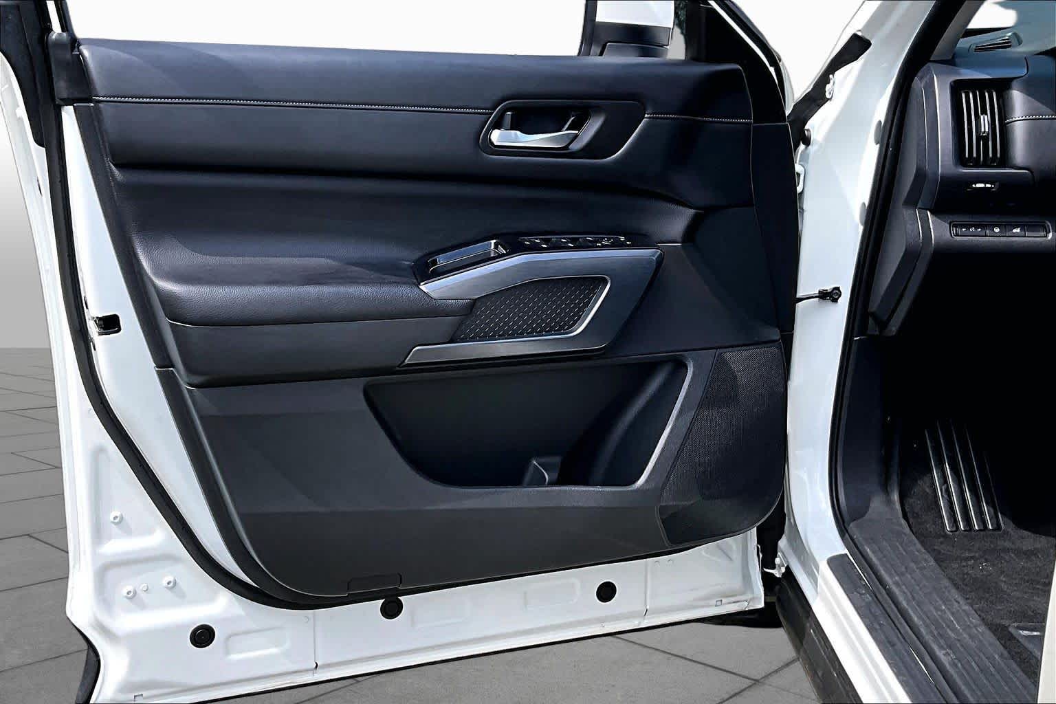 2024 Nissan Pathfinder SL Pearl White Tricoat at AutoNation USA Katy