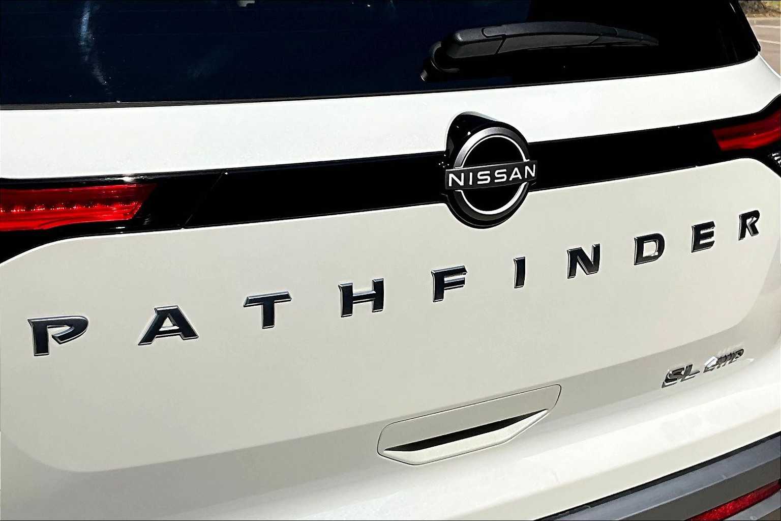 2024 Nissan Pathfinder SL Pearl White Tricoat at Turner Chevrolet