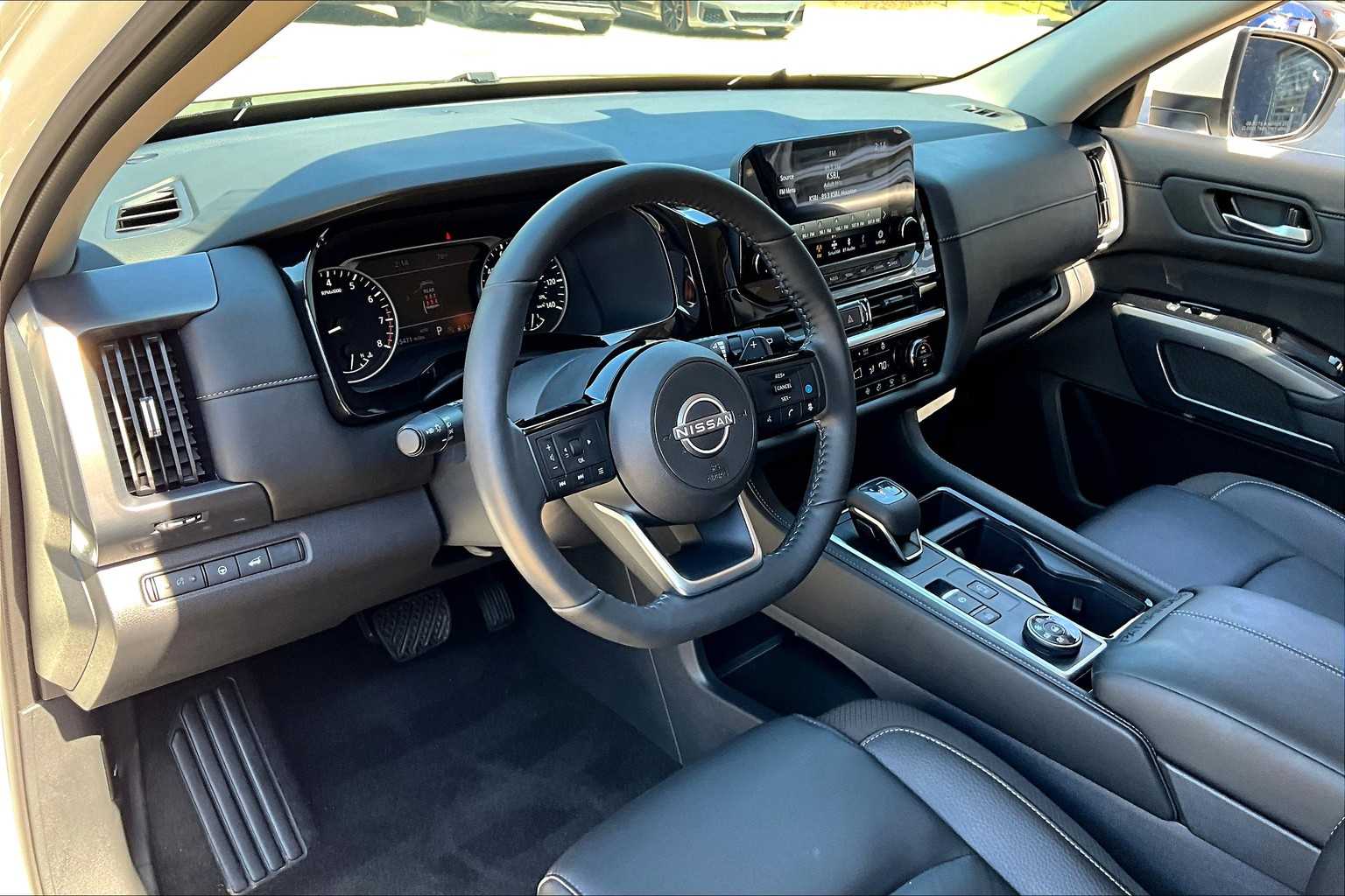 2024 Nissan Pathfinder SL Pearl White Tricoat at Turner Chevrolet