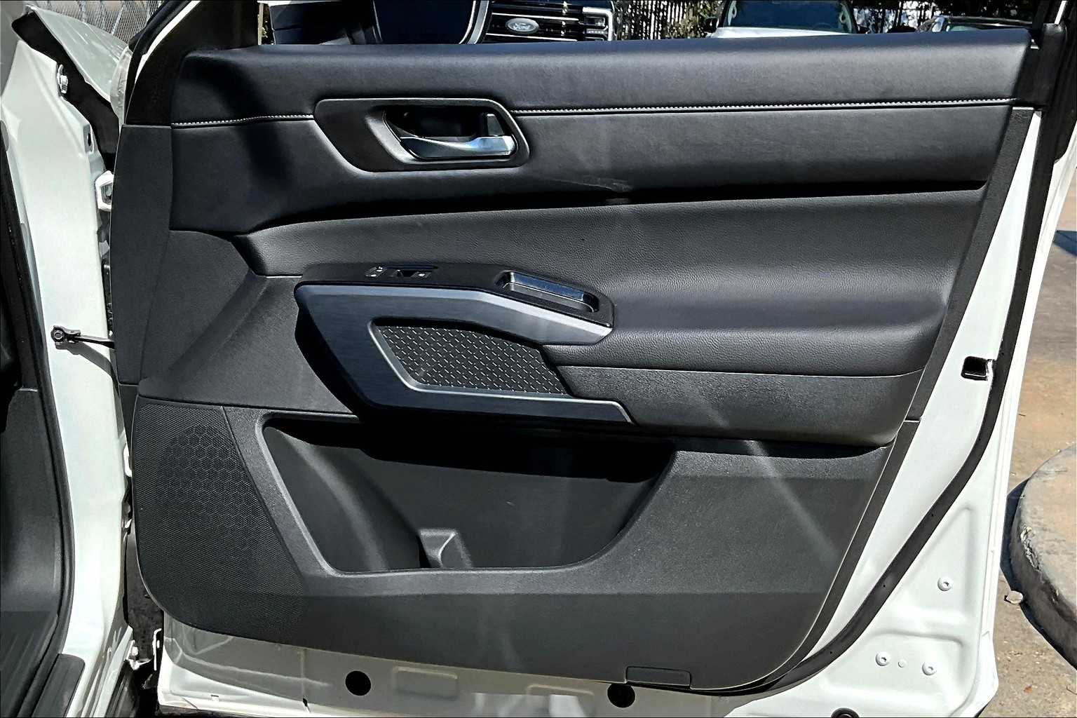 2024 Nissan Pathfinder SL Pearl White Tricoat at Turner Chevrolet