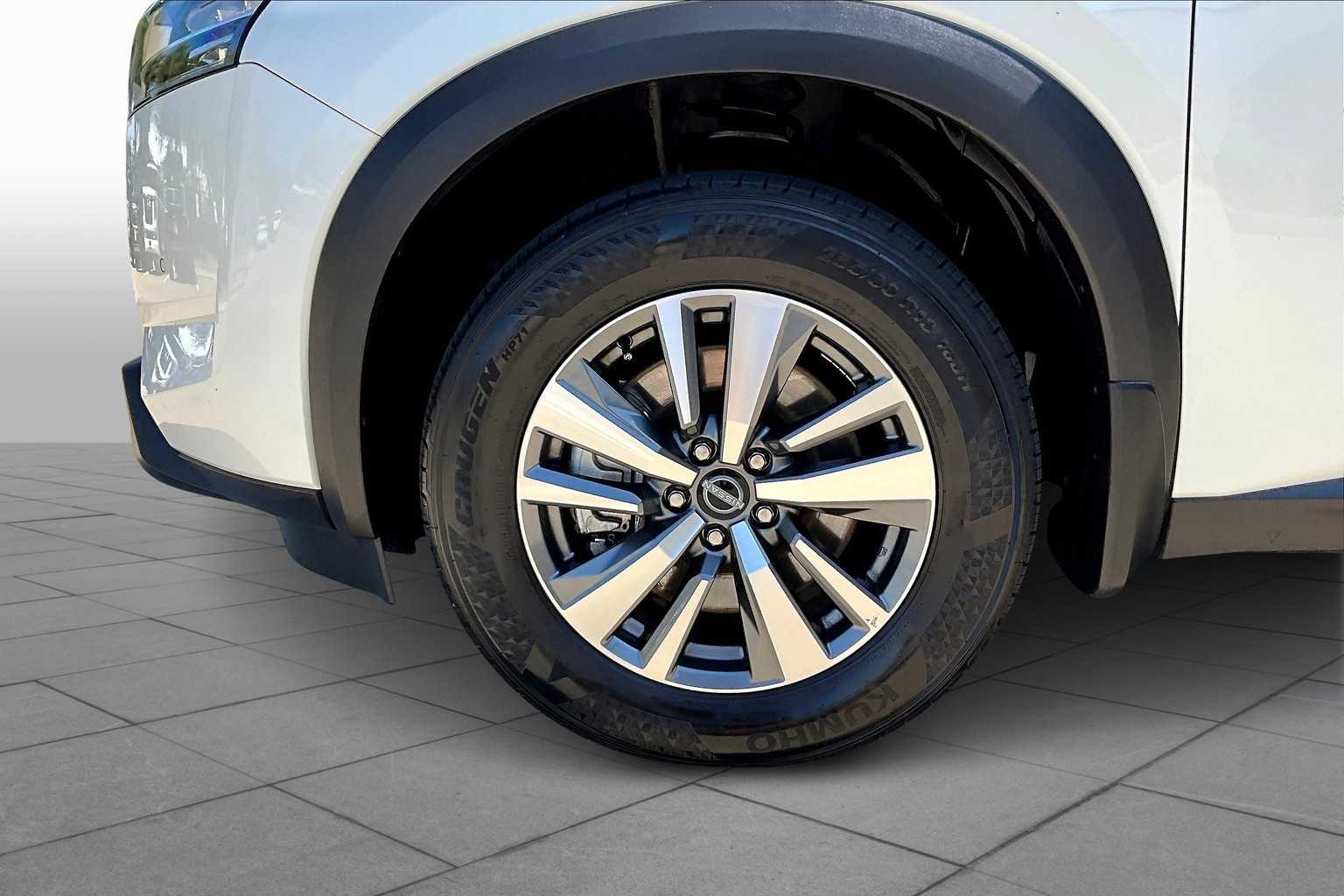 2024 Nissan Pathfinder SL Pearl White Tricoat at Turner Chevrolet