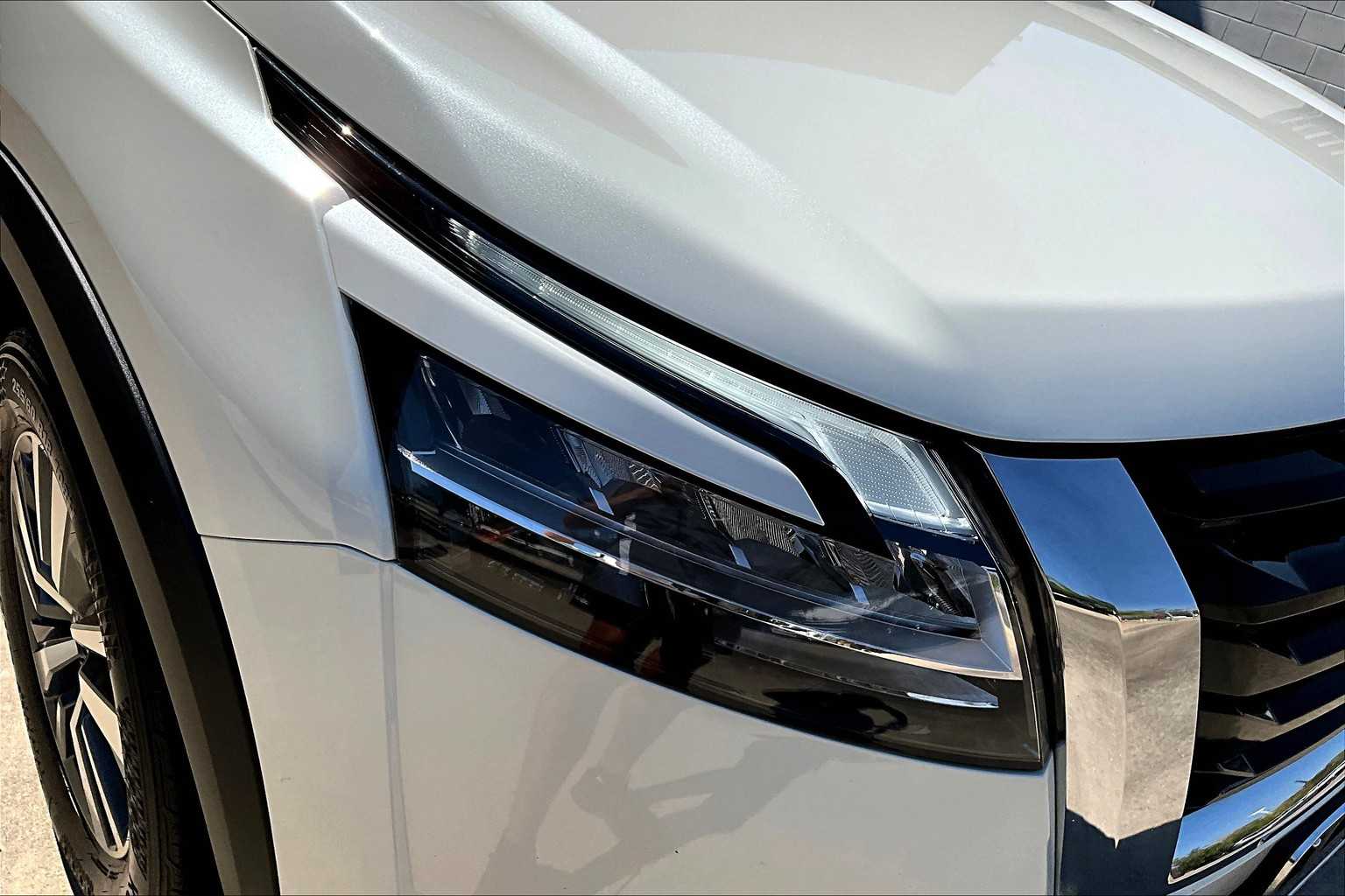 2024 Nissan Pathfinder SL Pearl White Tricoat at Turner Chevrolet