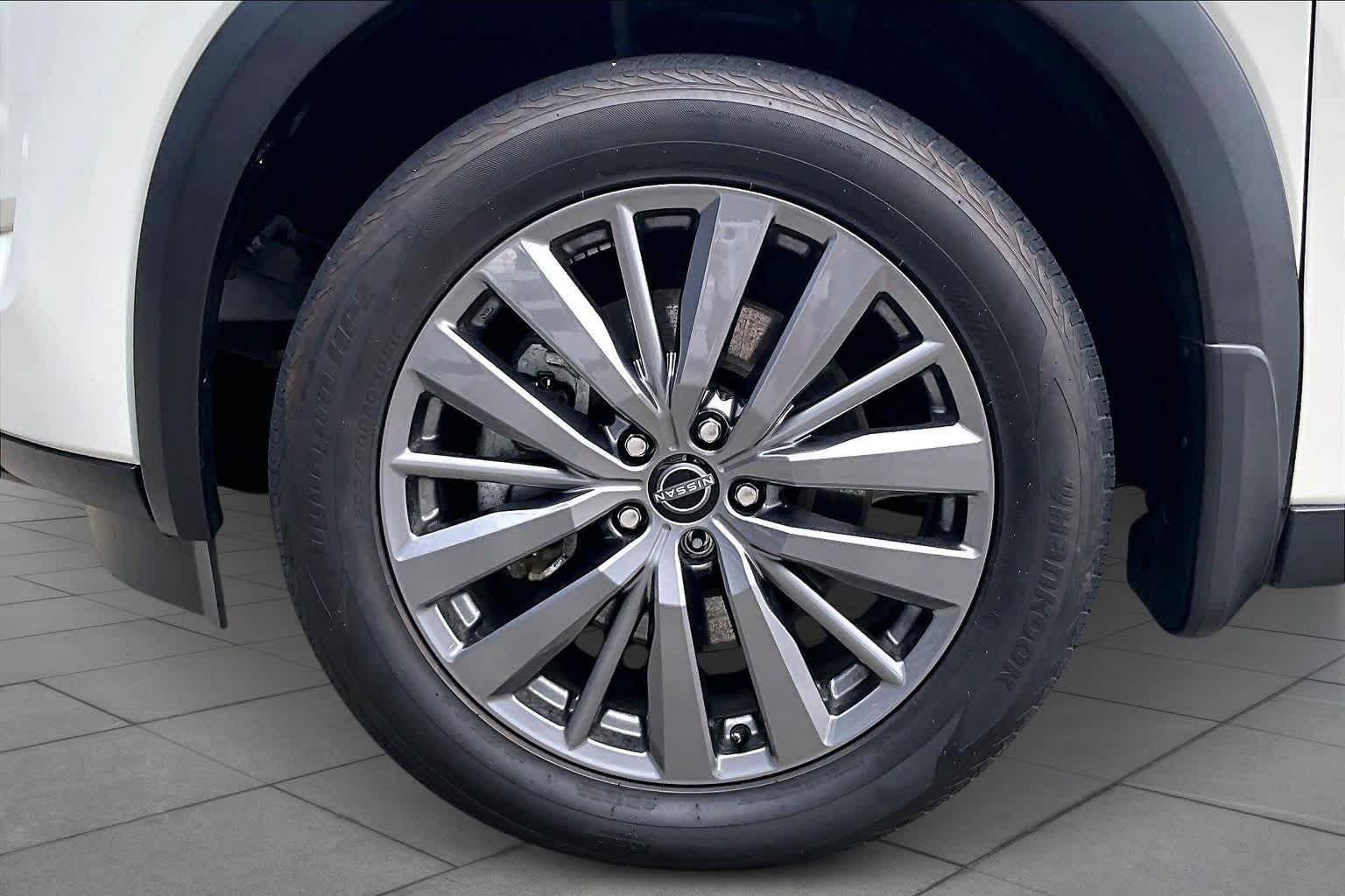 2024 Nissan Pathfinder SL Pearl White Tricoat/Super Black at Sterling McCall Nissan