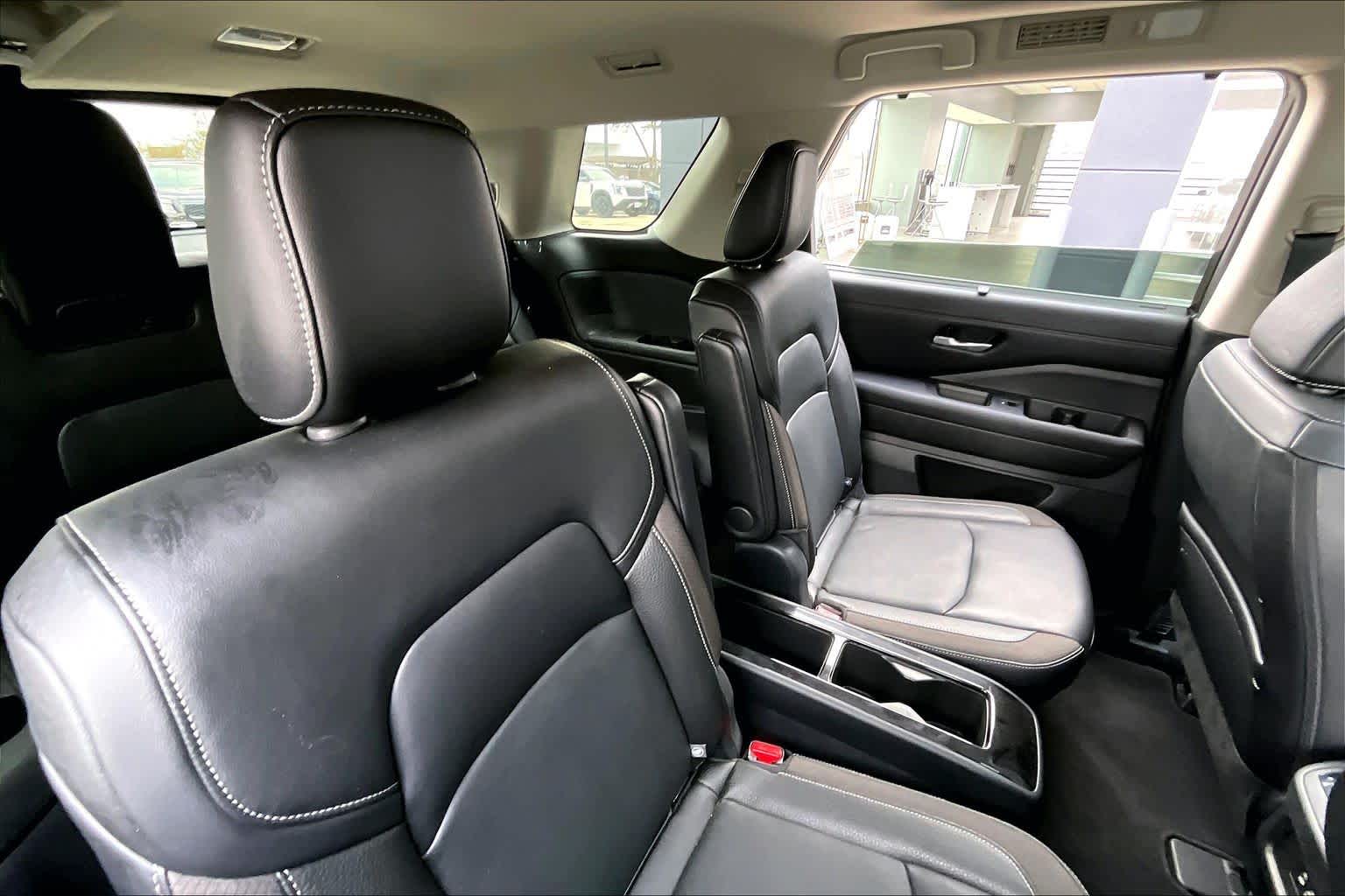 2024 Nissan Pathfinder SL Pearl White Tricoat/Super Black at Sterling McCall Nissan