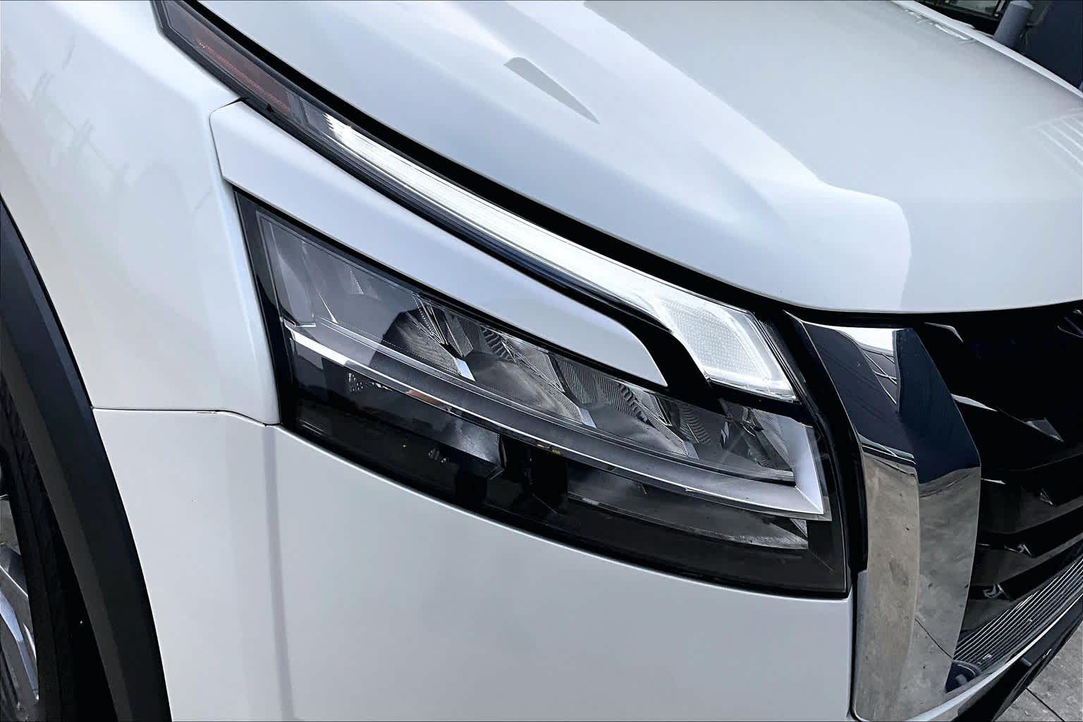 2024 Nissan Pathfinder SL Pearl White Tricoat/Super Black at Sterling McCall Nissan