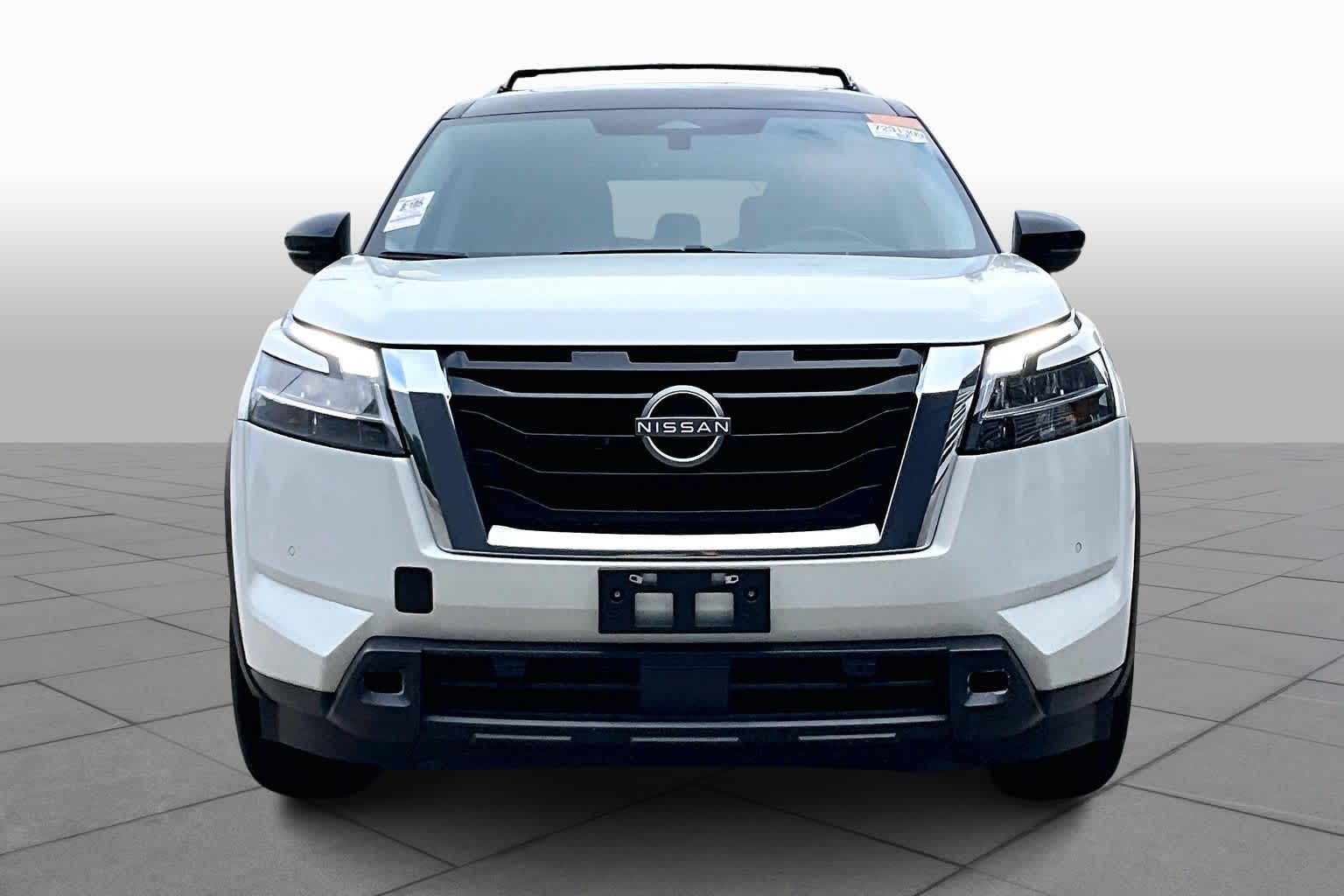 2024 Nissan Pathfinder SL Pearl White Tricoat/Super Black at Sterling McCall Nissan