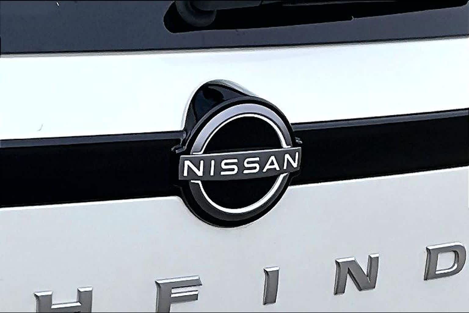 2024 Nissan Pathfinder SL Pearl White Tricoat/Super Black at Sterling McCall Nissan