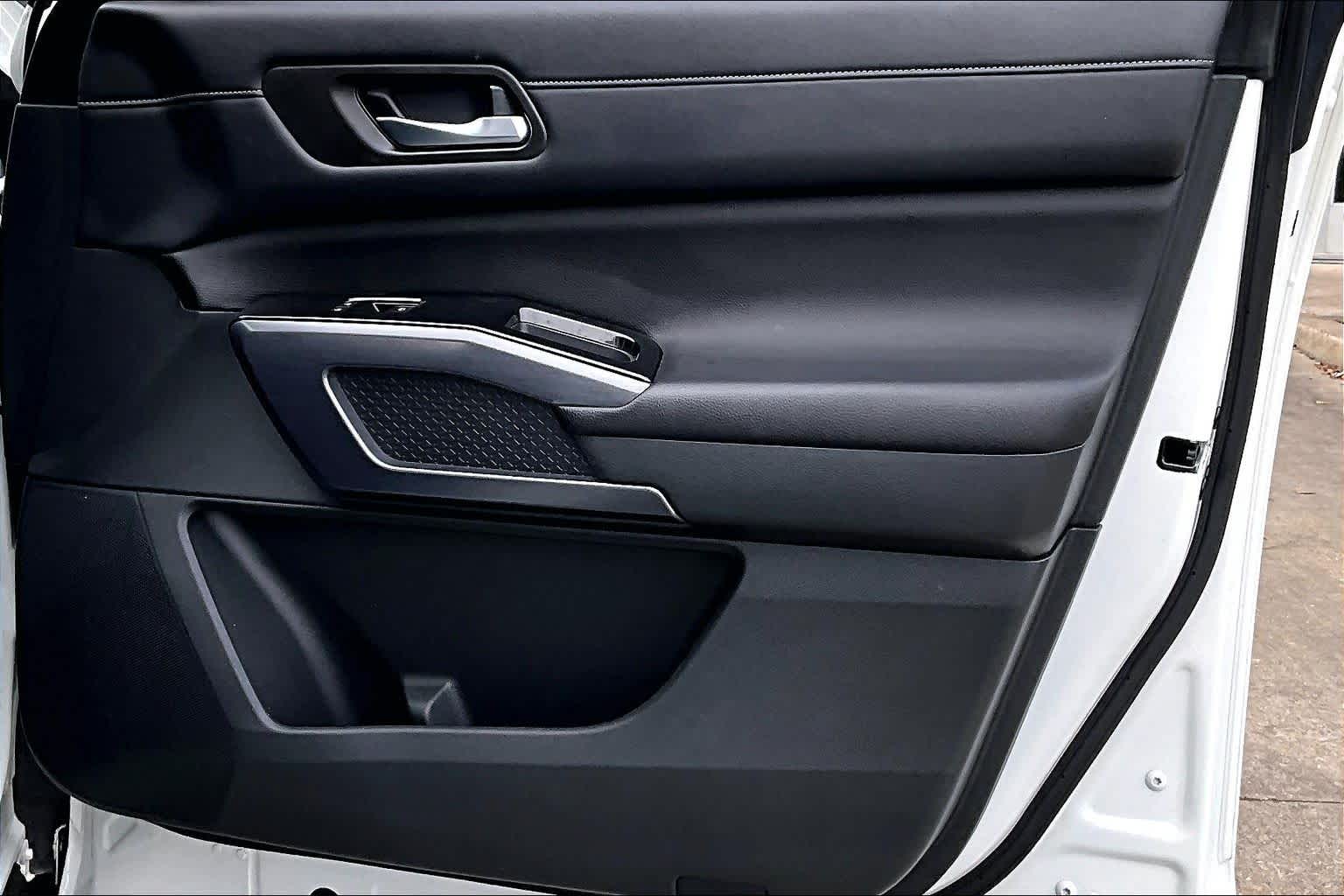 2024 Nissan Pathfinder SL Pearl White Tricoat/Super Black at Sterling McCall Nissan