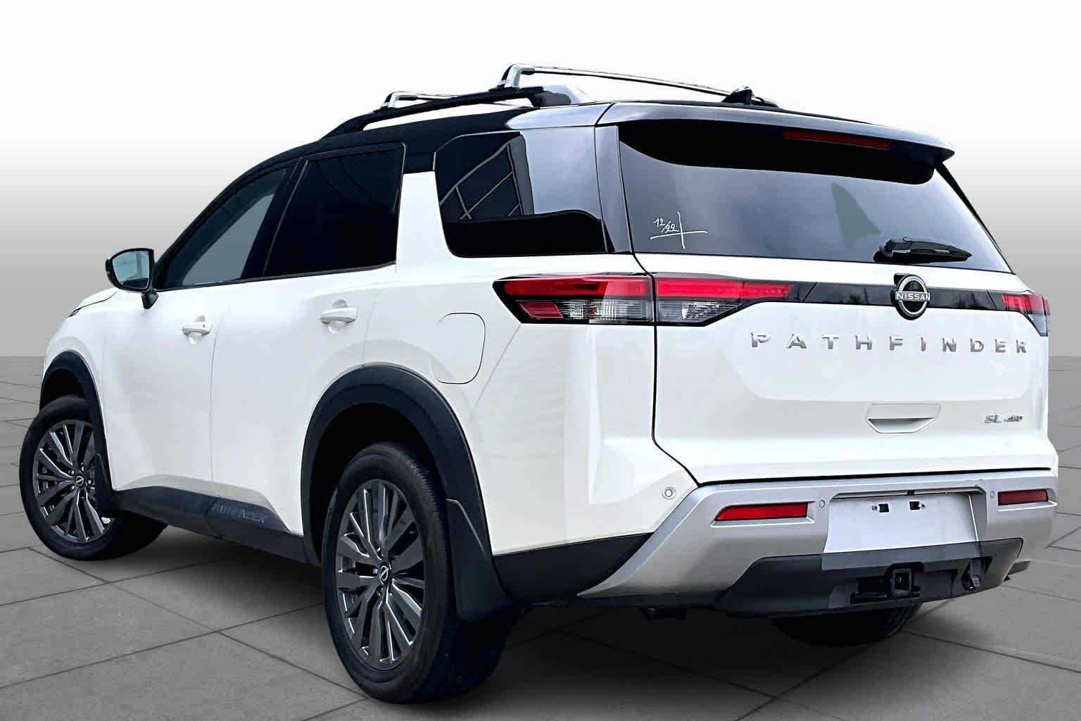 2024 Nissan Pathfinder SL Pearl White Tricoat/Super Black at Sterling McCall Nissan