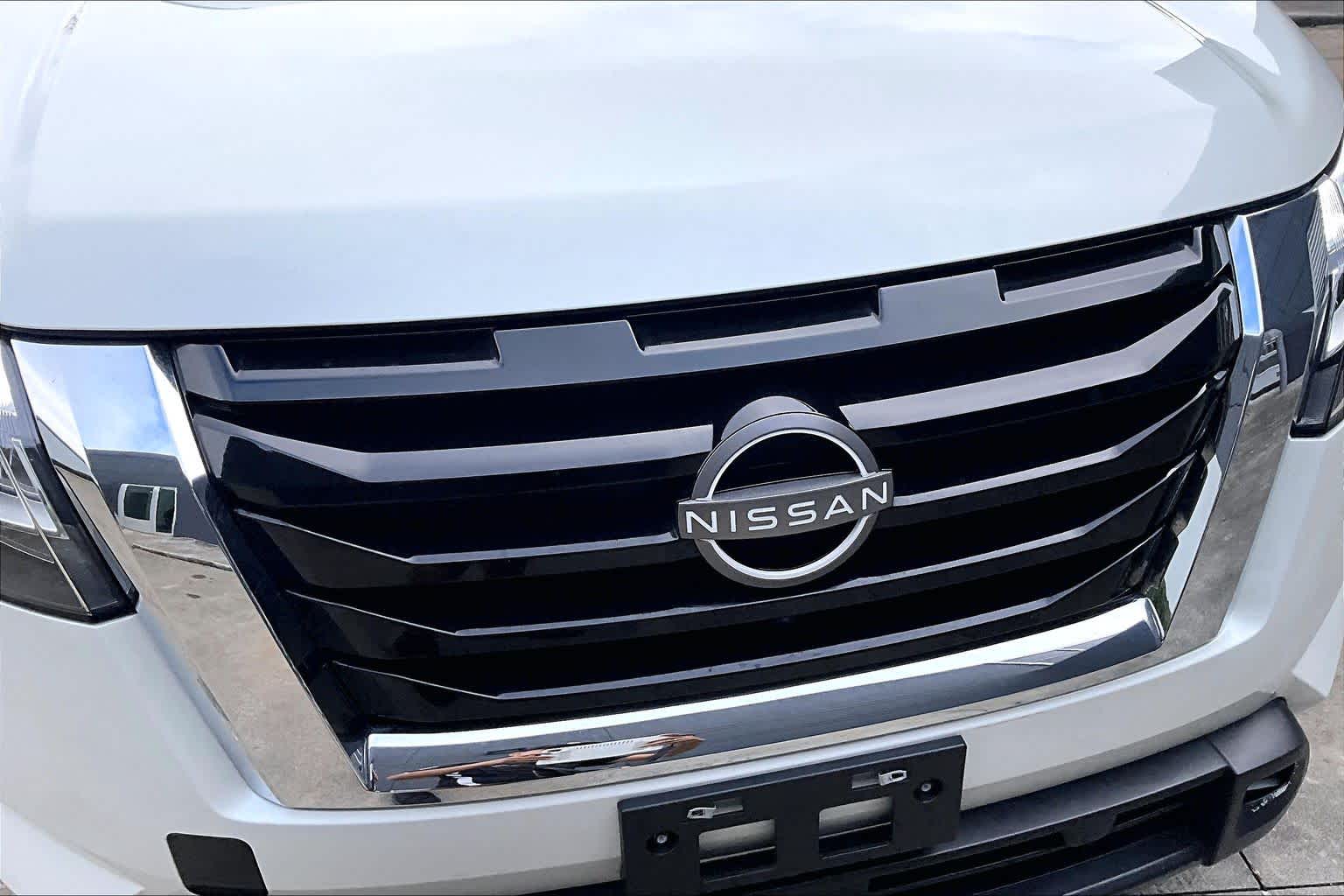 2024 Nissan Pathfinder SL Pearl White Tricoat/Super Black at Sterling McCall Nissan