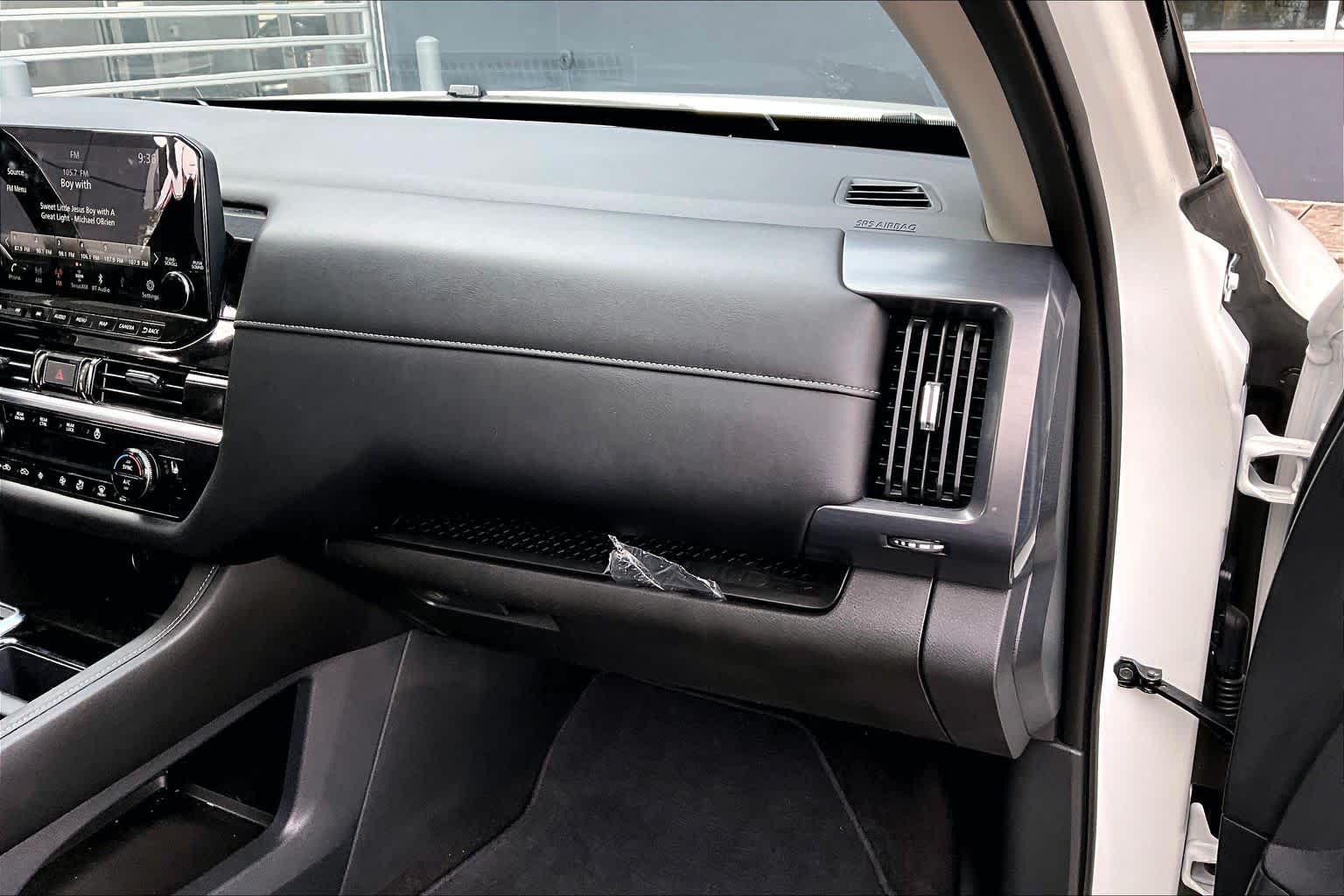 2024 Nissan Pathfinder SL Pearl White Tricoat/Super Black at Sterling McCall Nissan