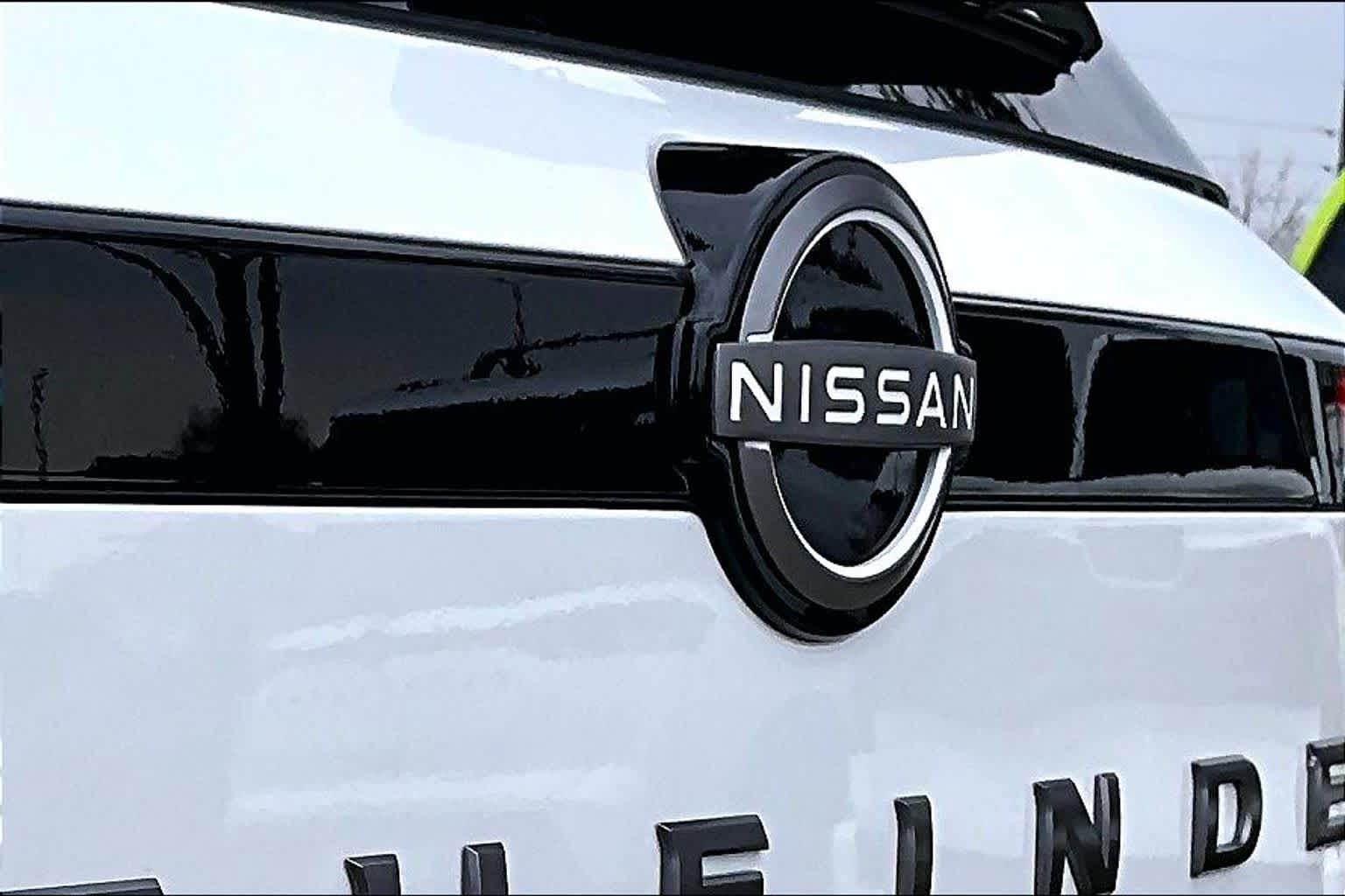 2026 Nissan Pathfinder SL Everest White Pearl Tricoat at Sterling McCall Nissan