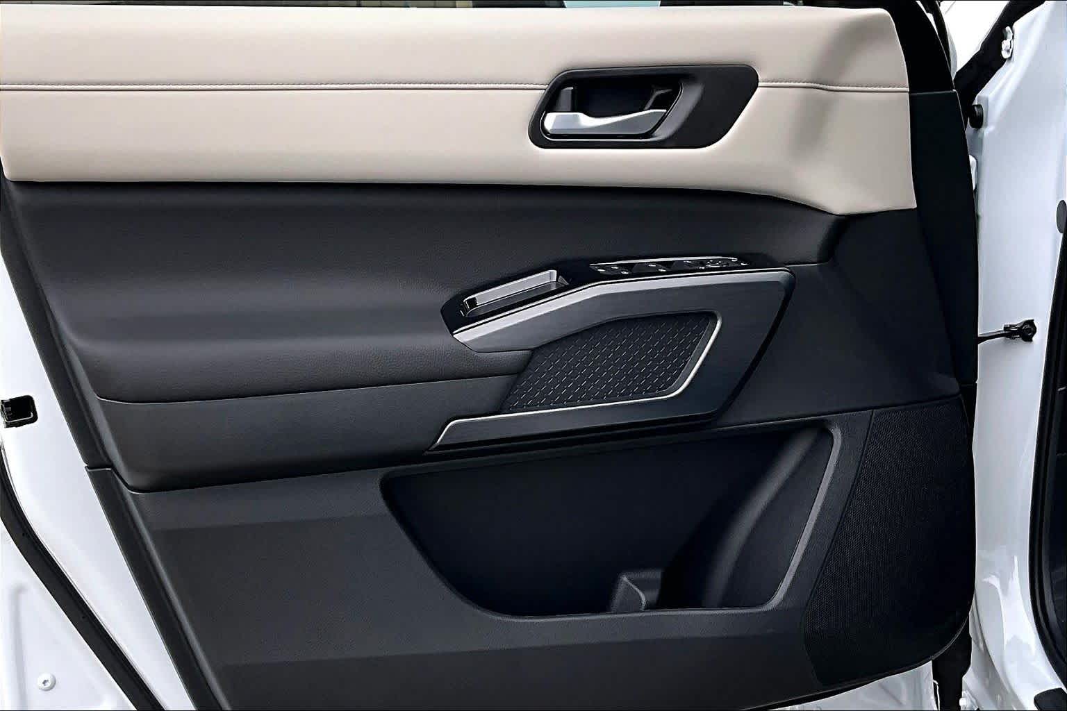2026 Nissan Pathfinder SL Everest White Pearl Tricoat at Sterling McCall Nissan