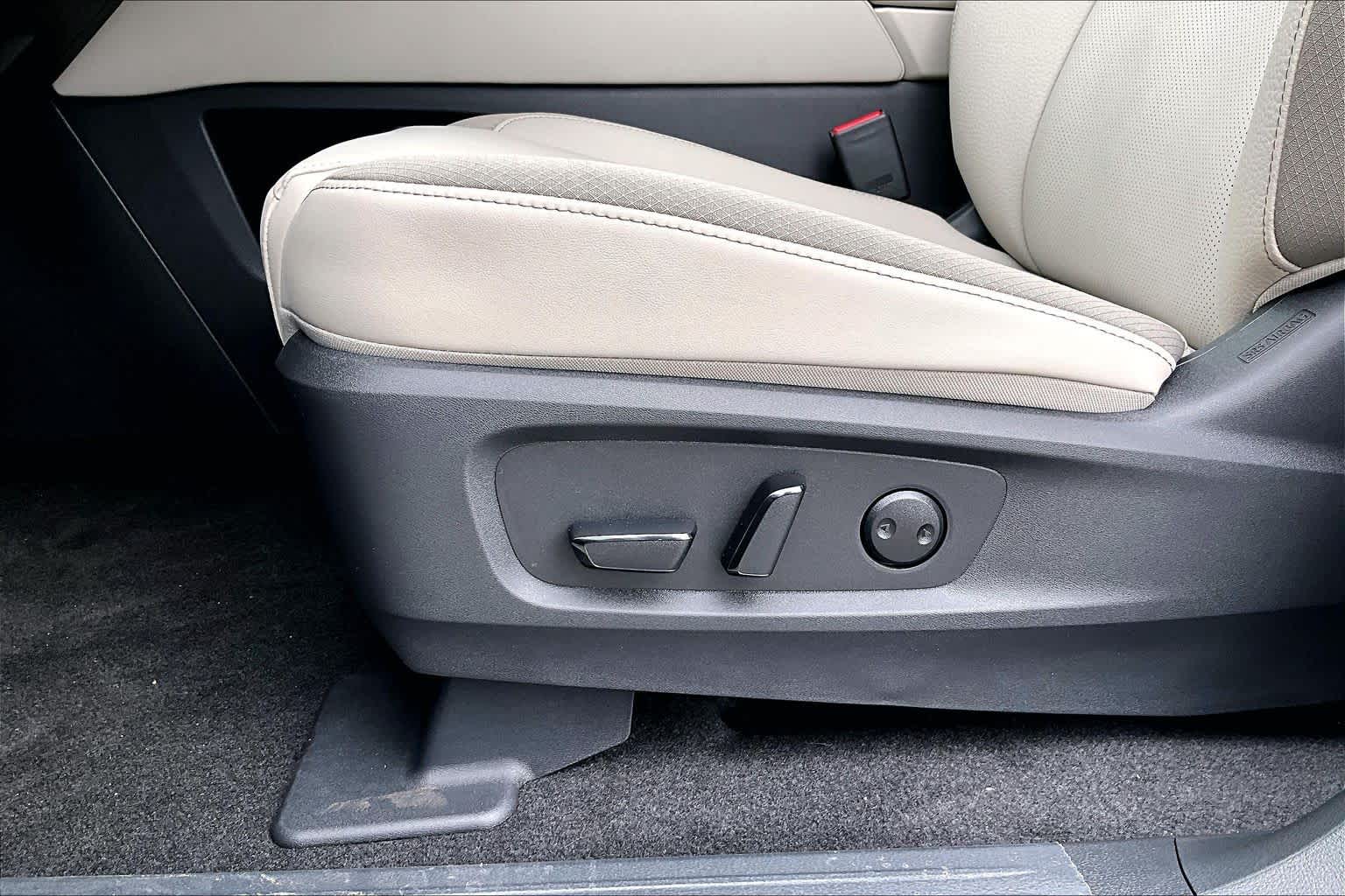 2026 Nissan Pathfinder SL Everest White Pearl Tricoat at Sterling McCall Nissan