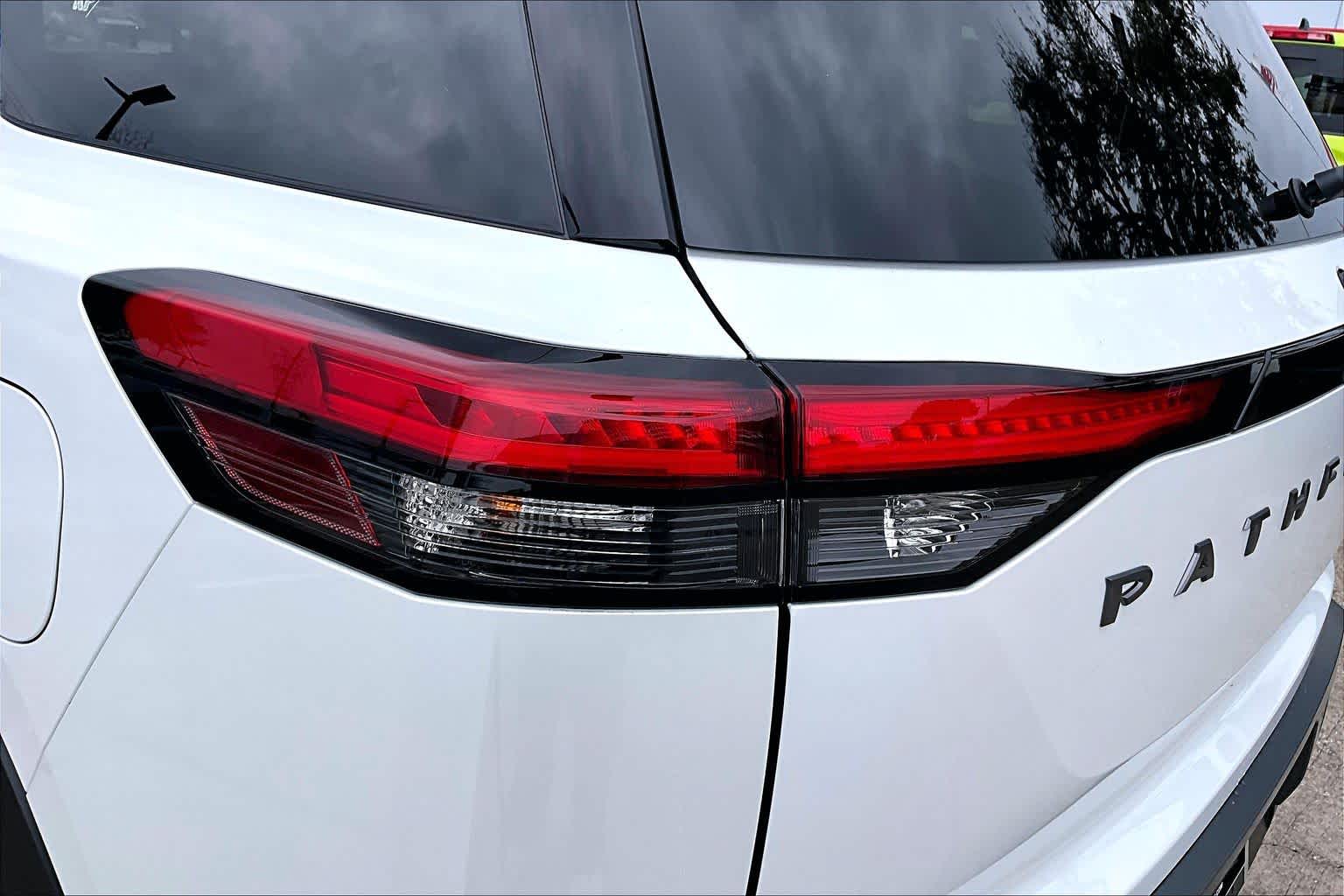 2026 Nissan Pathfinder SL Everest White Pearl Tricoat at Sterling McCall Nissan