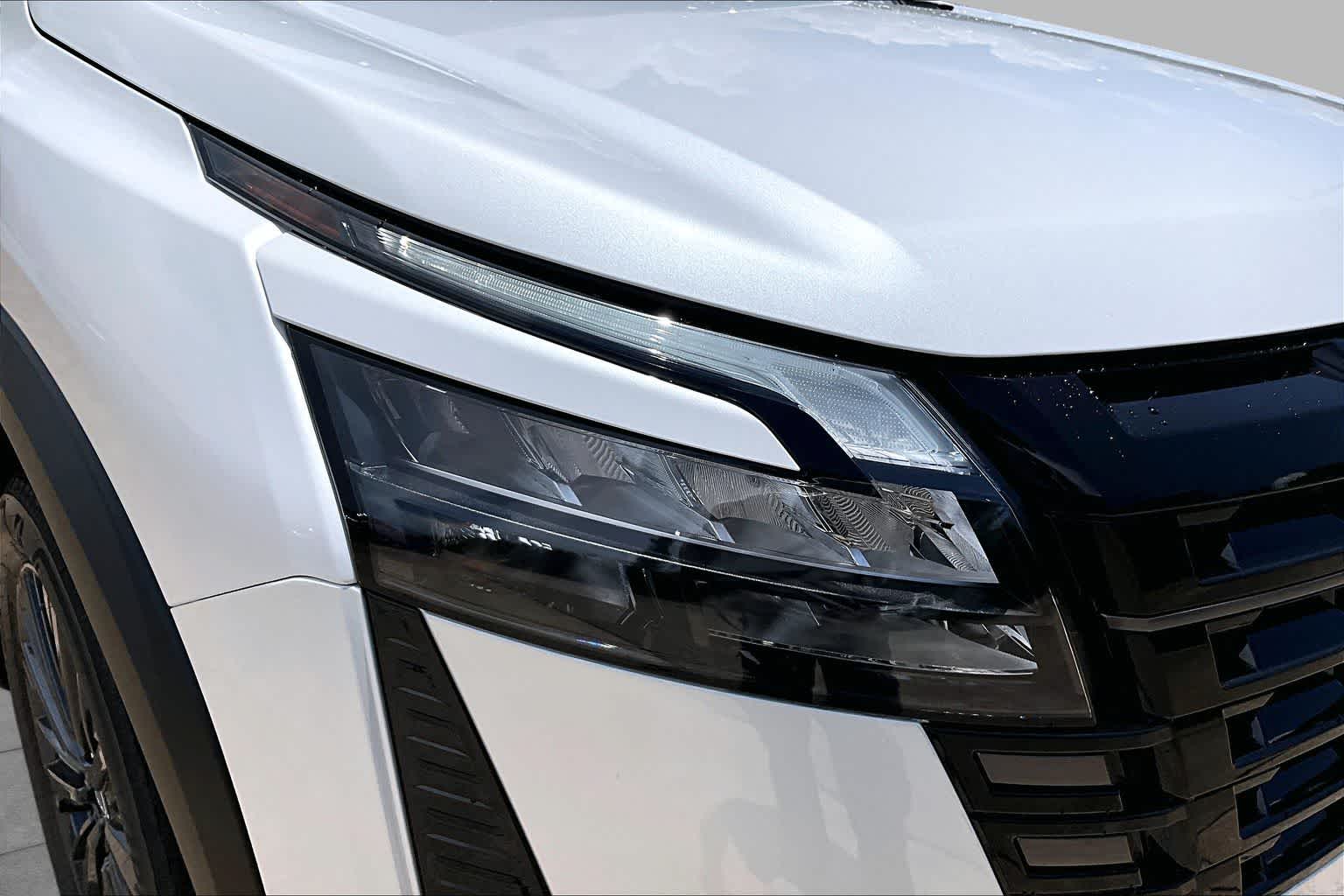 2026 Nissan Pathfinder SL Everest White Pearl Tricoat at Mac Haik Ford