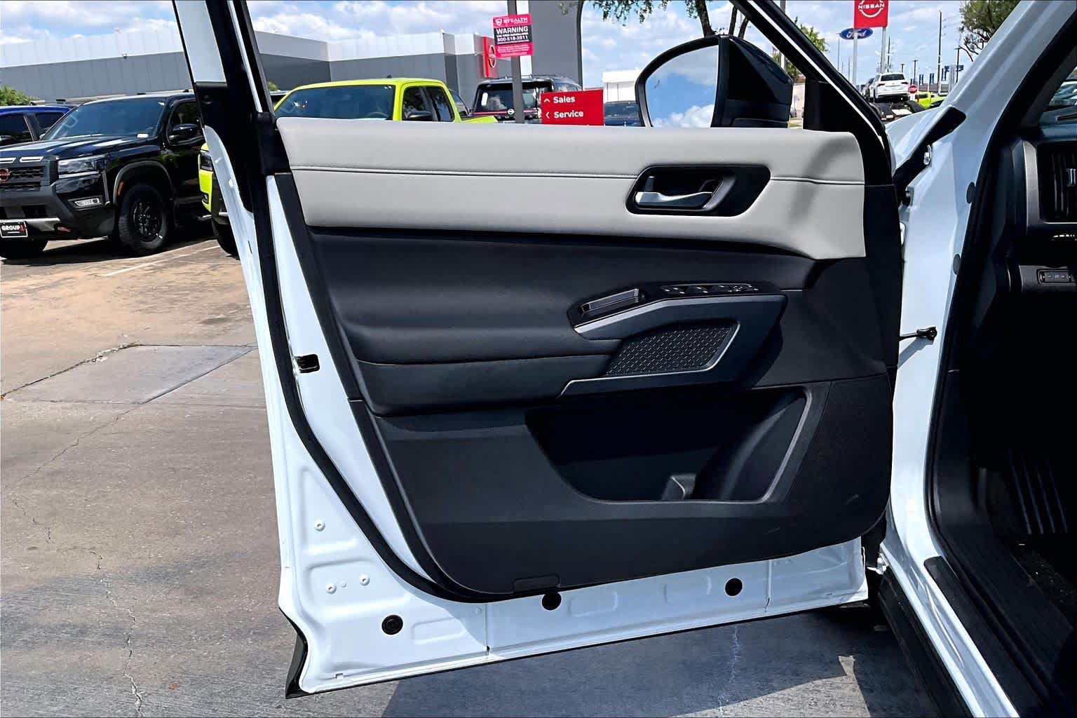 2026 Nissan Pathfinder SL Everest White Pearl Tricoat at Sterling McCall Nissan