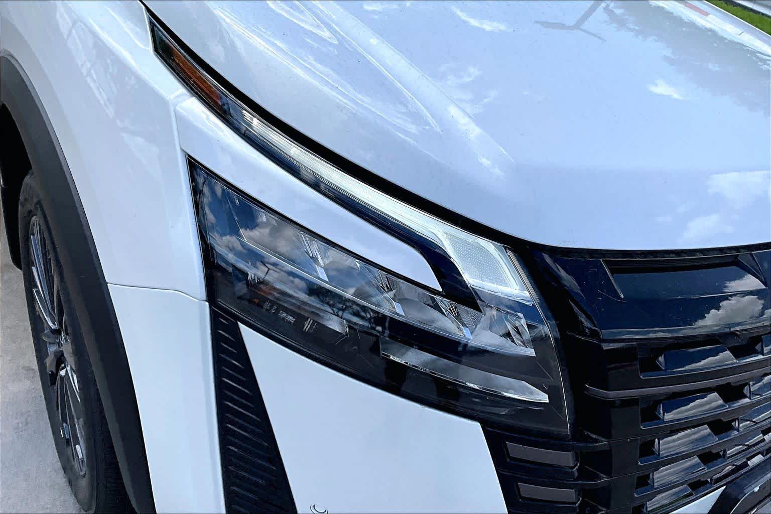 2026 Nissan Pathfinder SL Everest White Pearl Tricoat at Sterling McCall Nissan