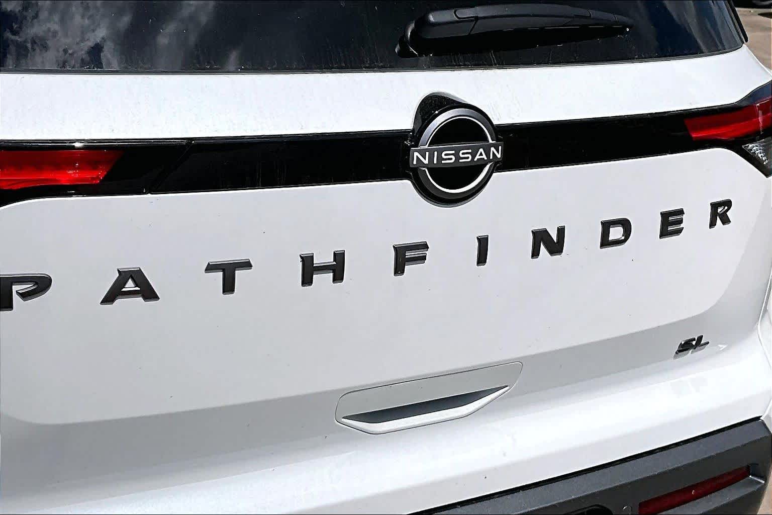 2026 Nissan Pathfinder SL Everest White Pearl Tricoat at Sterling McCall Nissan