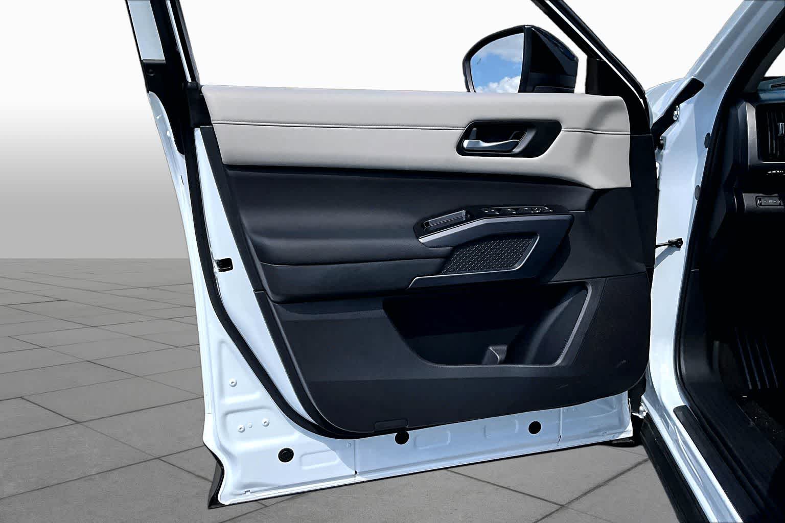 2026 Nissan Pathfinder SL Everest White Pearl Tricoat at Sterling McCall Nissan