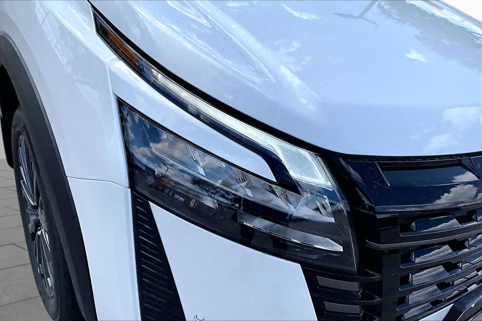 2026 Nissan Pathfinder SL Everest White Pearl Tricoat at Sterling McCall Nissan