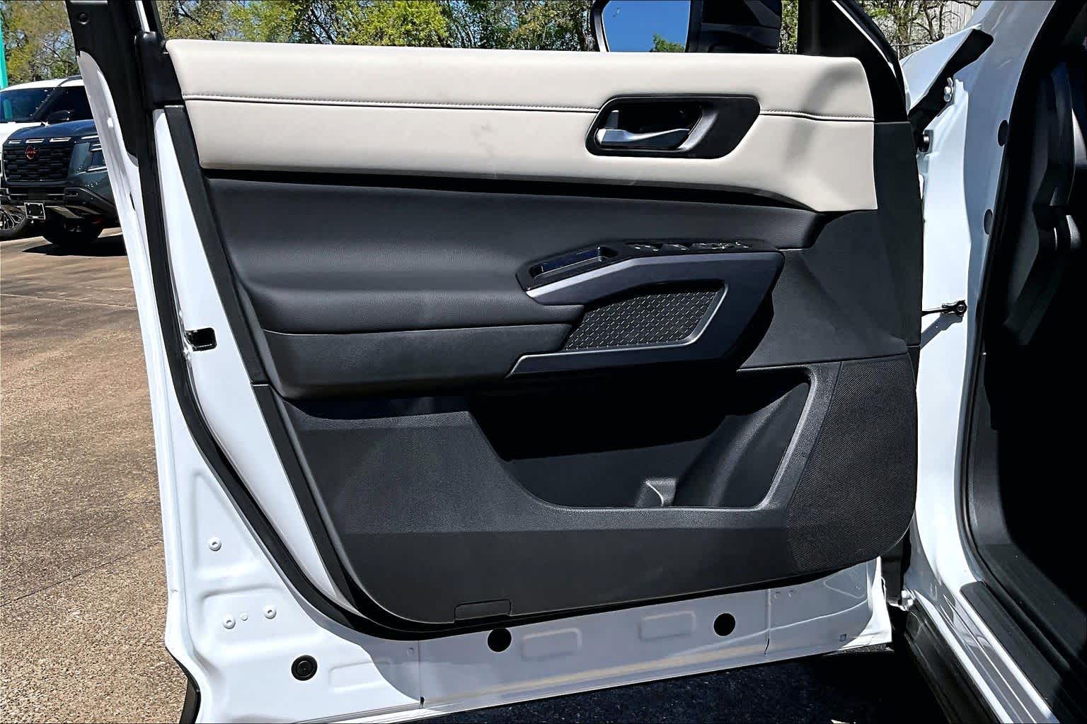 2026 Nissan Pathfinder SL Everest White Pearl Tricoat at Sterling McCall Nissan