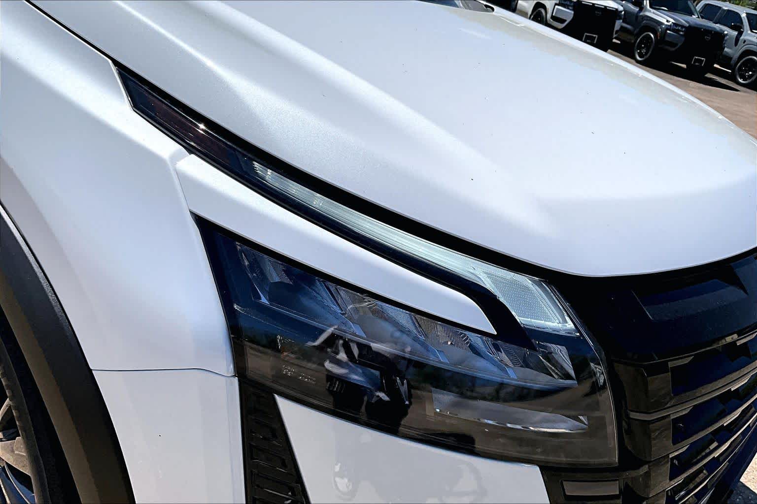 2026 Nissan Pathfinder SL Everest White Pearl Tricoat at Sterling McCall Nissan