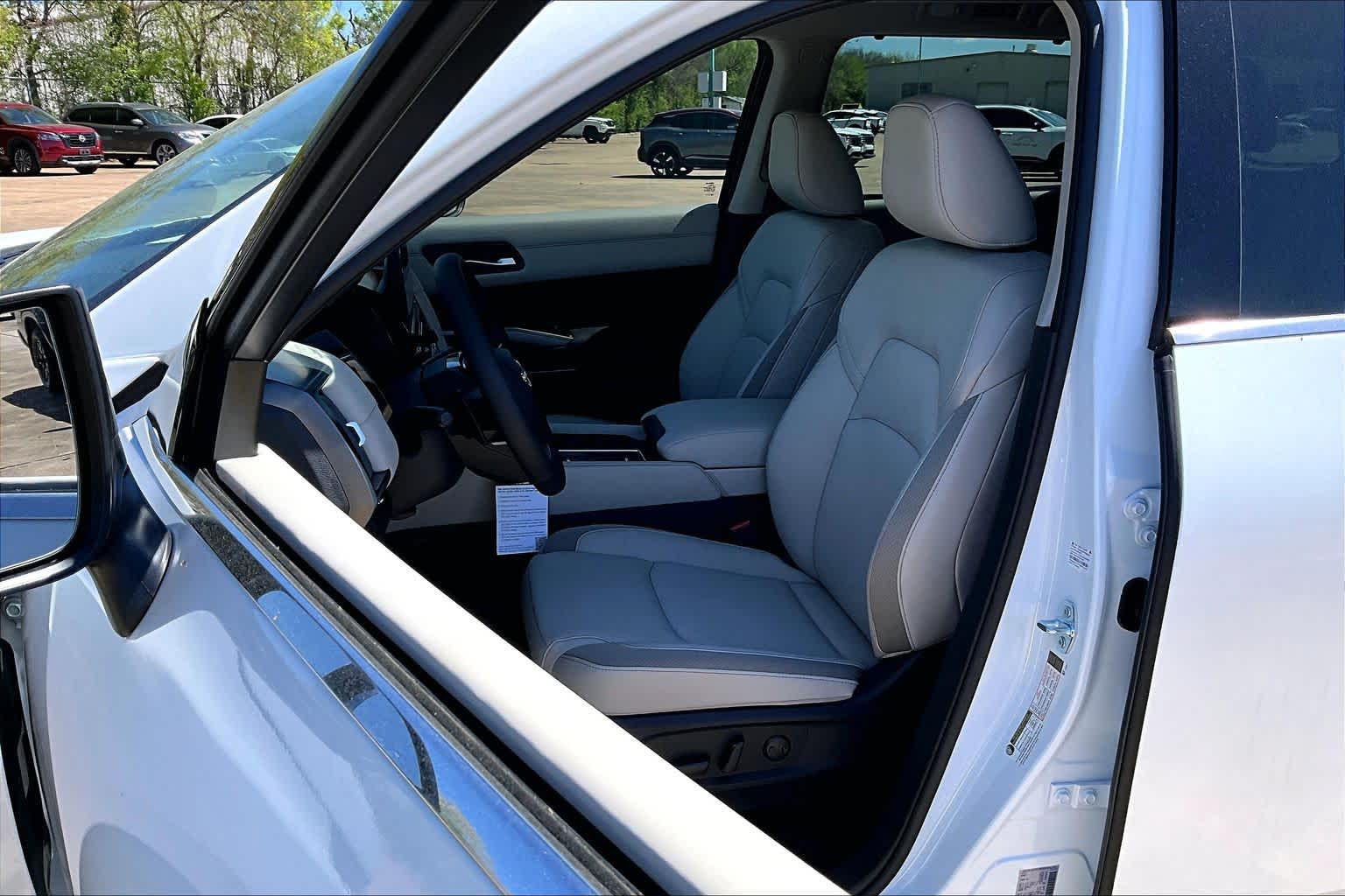 2026 Nissan Pathfinder SL Everest White Pearl Tricoat at Sterling McCall Nissan