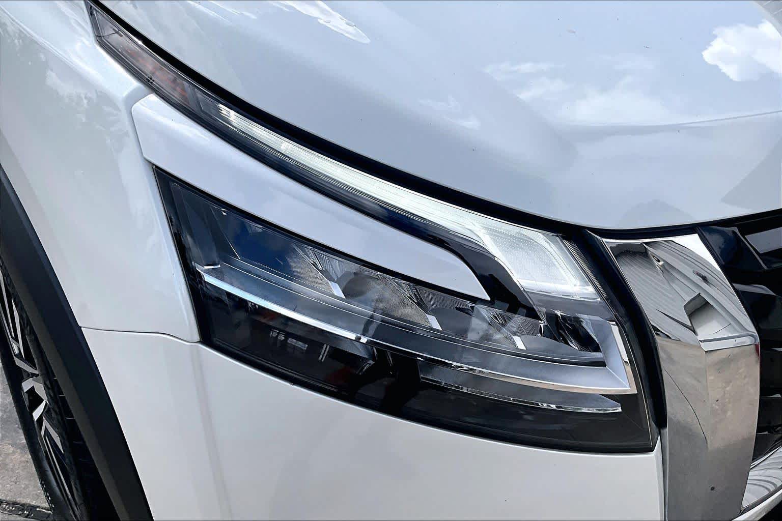 2024 Nissan Pathfinder Platinum Pearl White Tricoat/Super Black at Honda of Clear Lake