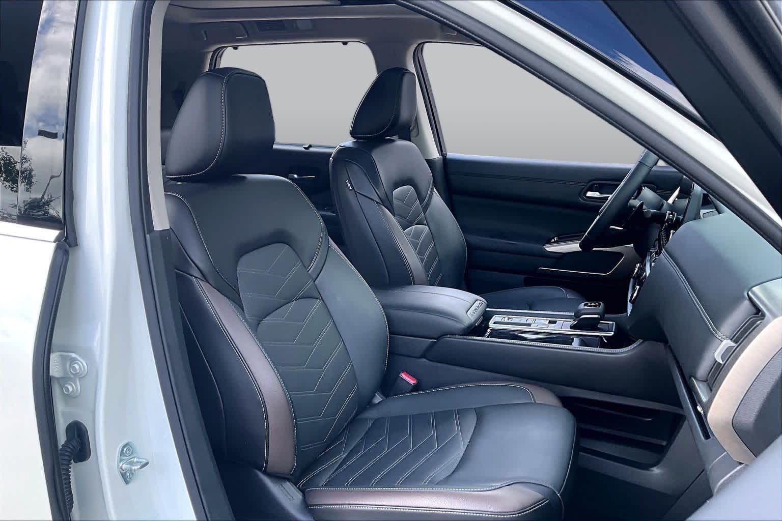 2024 Nissan Pathfinder Platinum Pearl White Tricoat/Super Black at Honda of Clear Lake