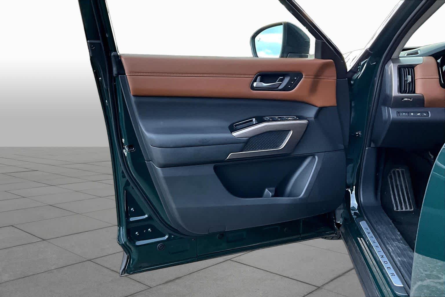 2025 Nissan Pathfinder Platinum Obsidian Green Pearl at Sterling McCall Nissan