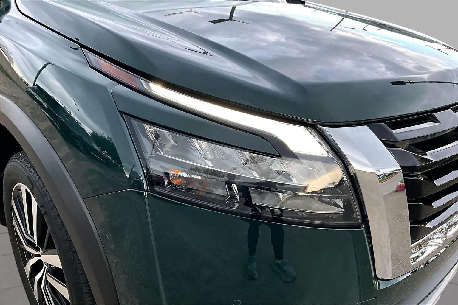 2025 Nissan Pathfinder Platinum Obsidian Green Pearl at Sterling McCall Nissan