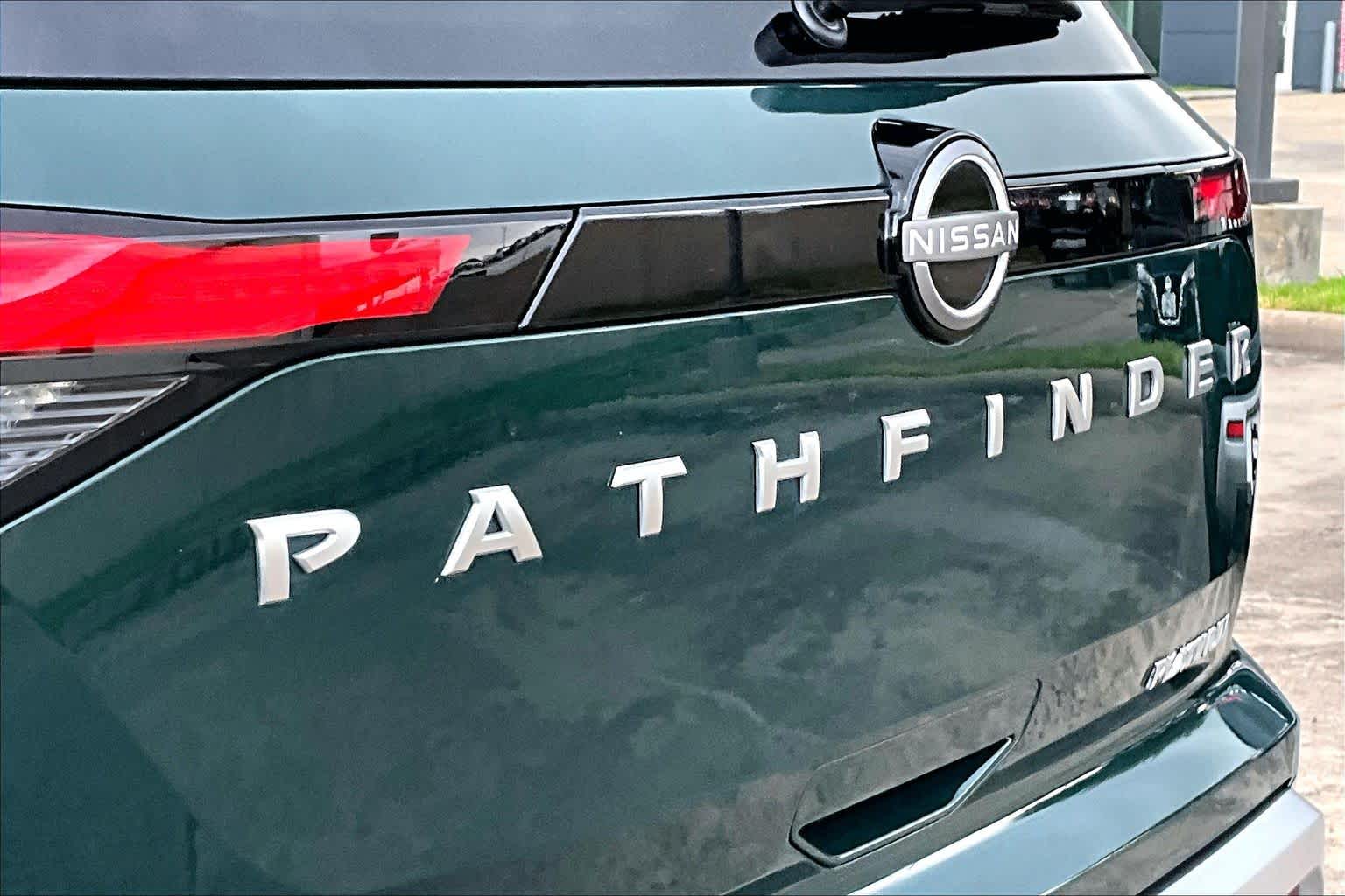 2025 Nissan Pathfinder Platinum Obsidian Green Pearl at Sterling McCall Nissan