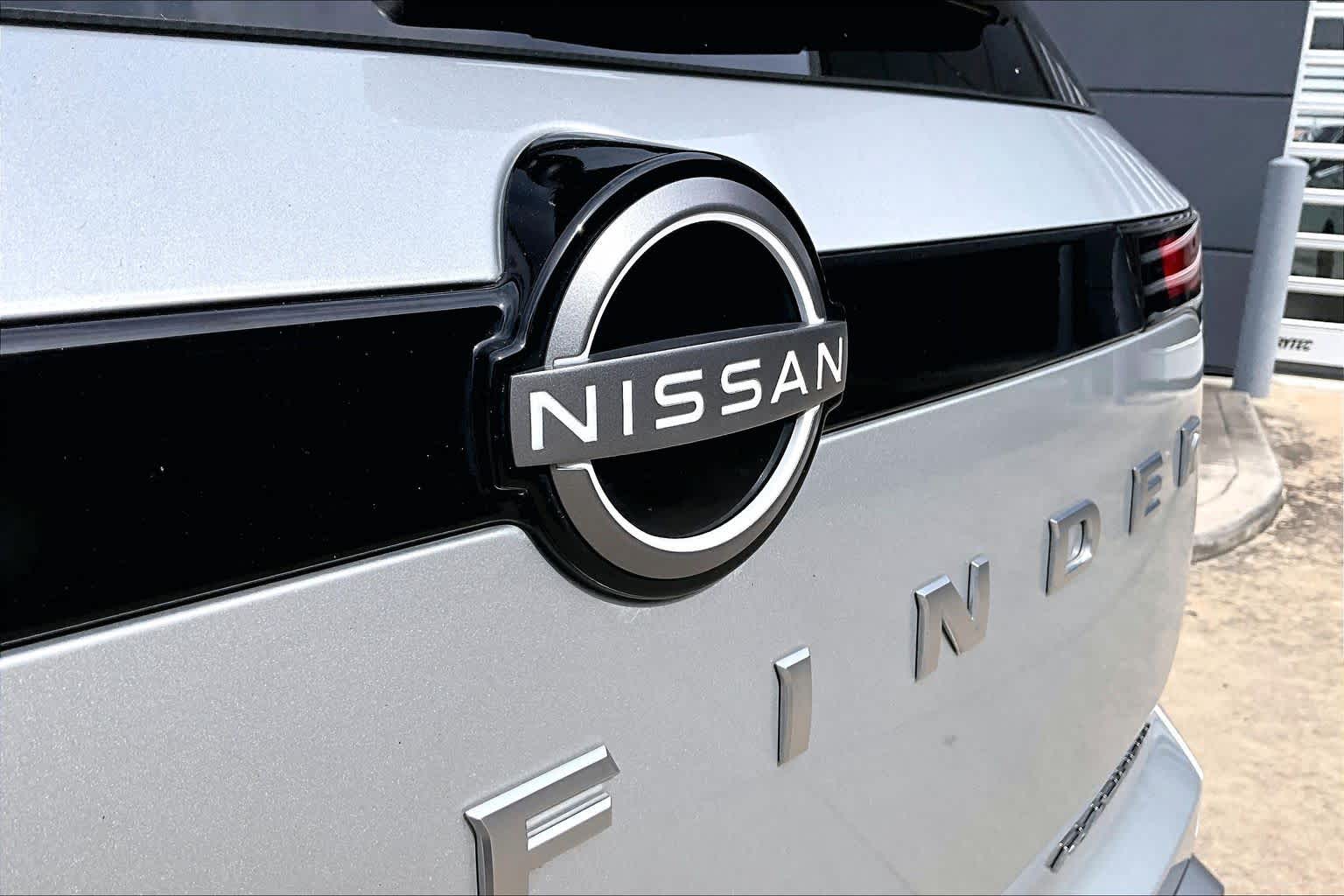 2025 Nissan Pathfinder Platinum Brilliant Silver Metallic at Sterling McCall Nissan