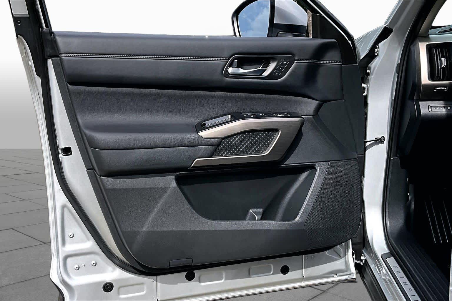 2025 Nissan Pathfinder Platinum Brilliant Silver Metallic at Sterling McCall Nissan