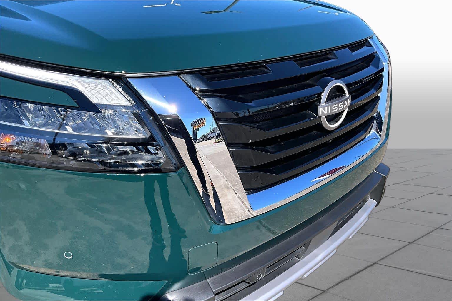 2025 Nissan Pathfinder Platinum Obsidian Green Pearl at Mac Haik Ford