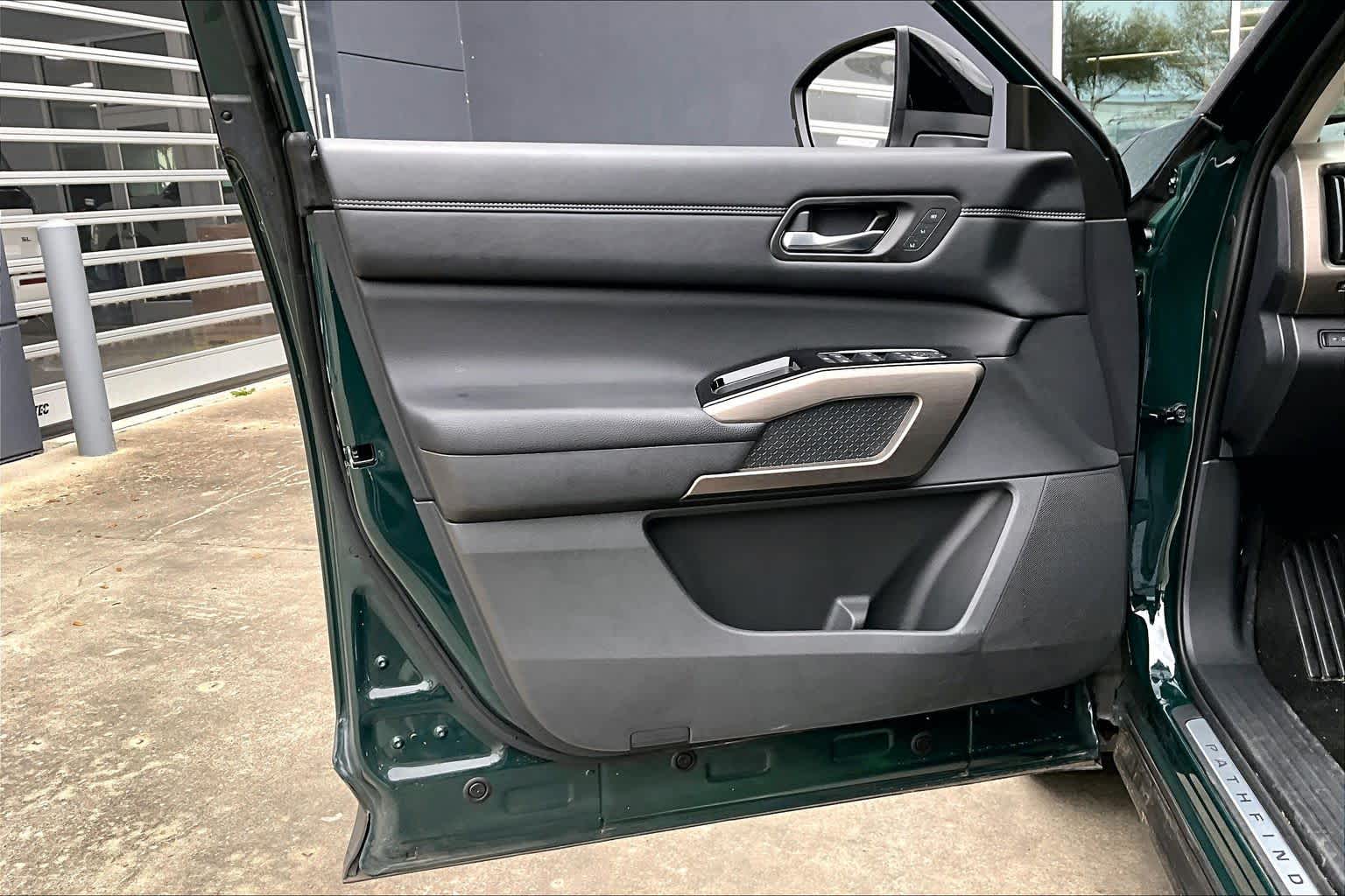 2024 Nissan Pathfinder Platinum Obsidian Green Pearl/Super Black at Sterling McCall Nissan