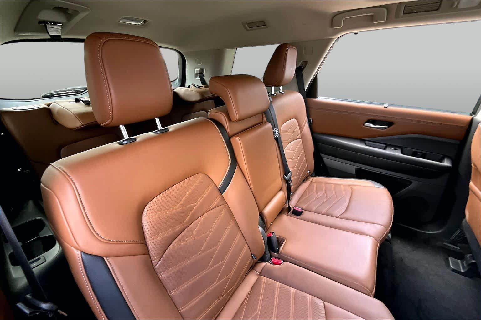 2025 Nissan Pathfinder Platinum Everest White Pearl Tricoat at Sterling McCall Nissan