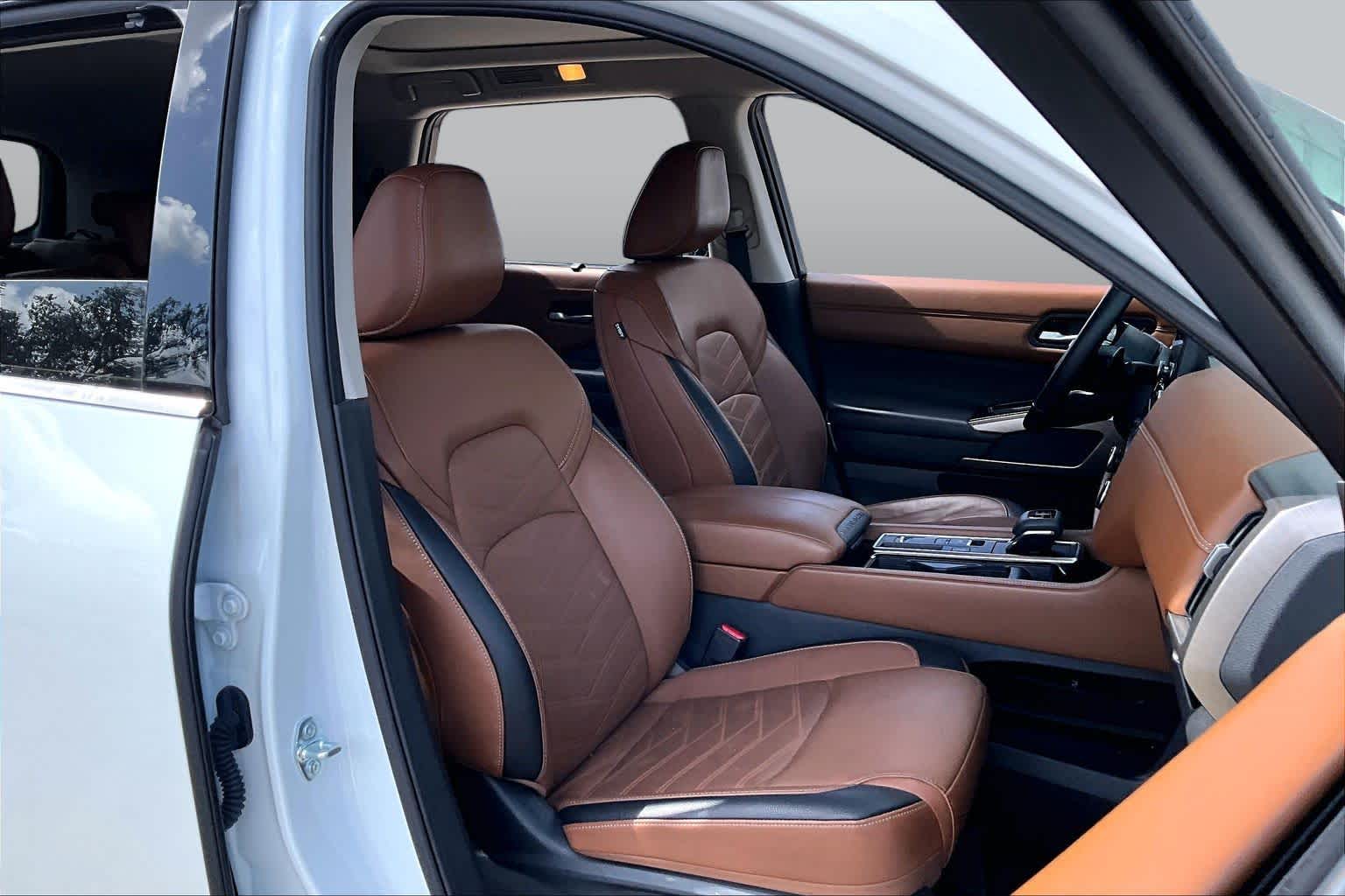 2025 Nissan Pathfinder Platinum Everest White Pearl Tricoat at Sterling McCall Nissan