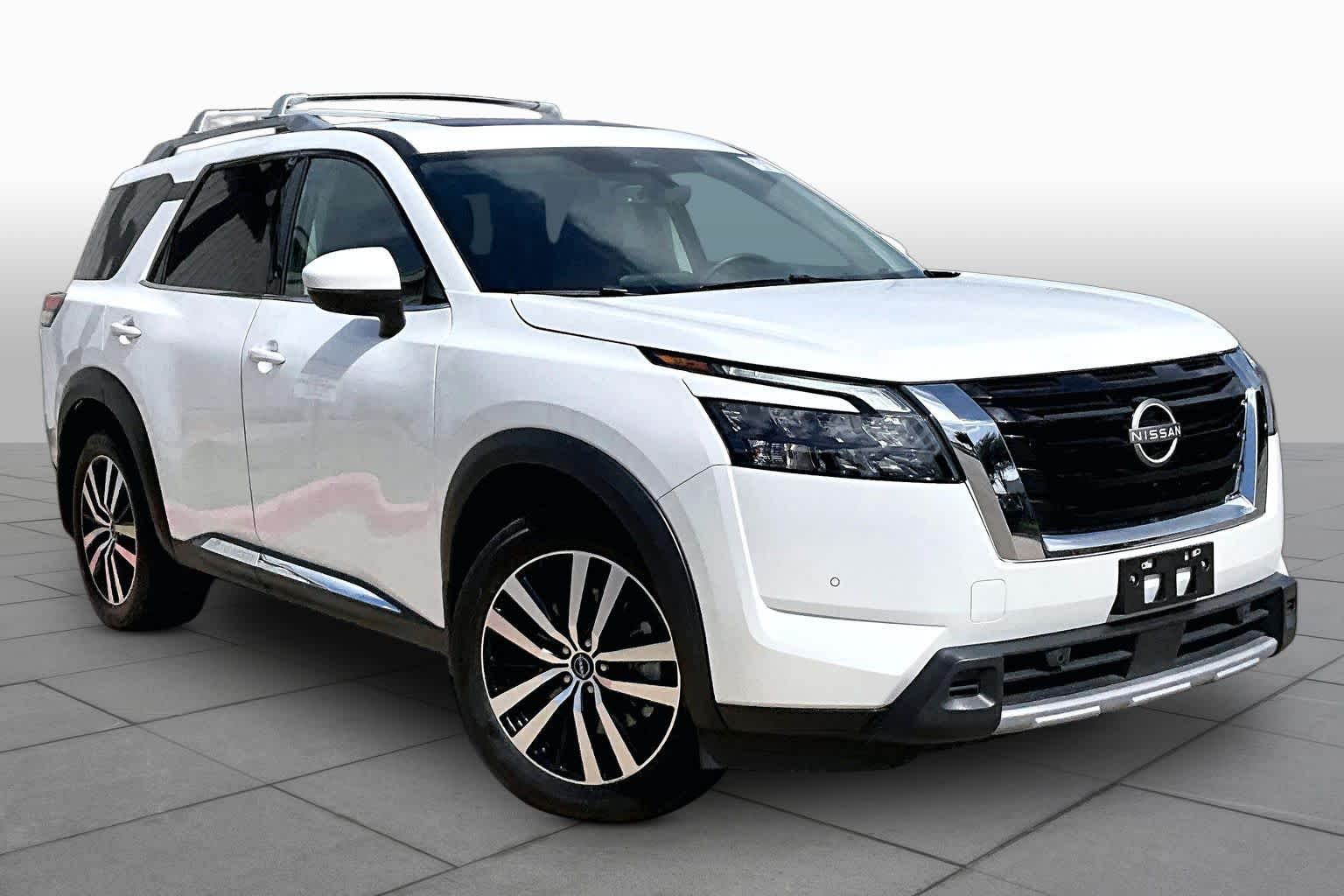 2025 Nissan Pathfinder Platinum Everest White Pearl Tricoat at Sterling McCall Nissan