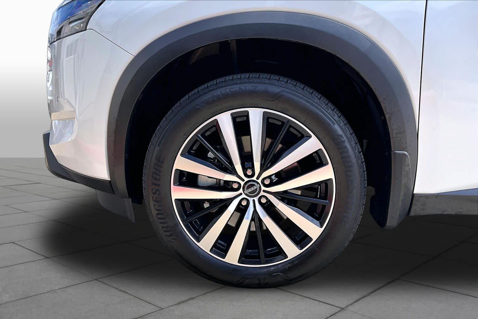 2025 Nissan Pathfinder Platinum Everest White Pearl Tricoat at Sterling McCall Nissan